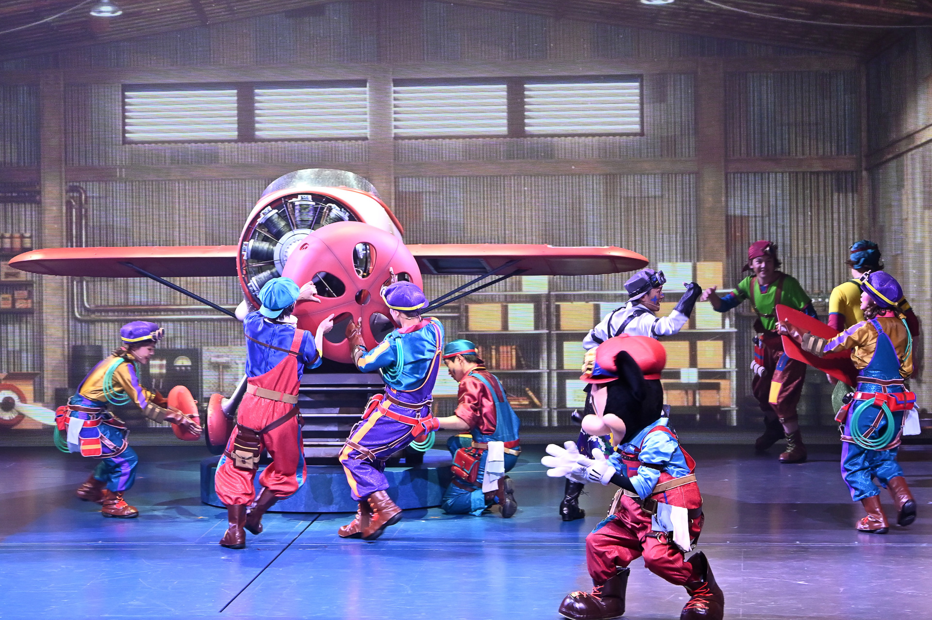 ミッキーマウスを中心に組み立ても最終工程へ