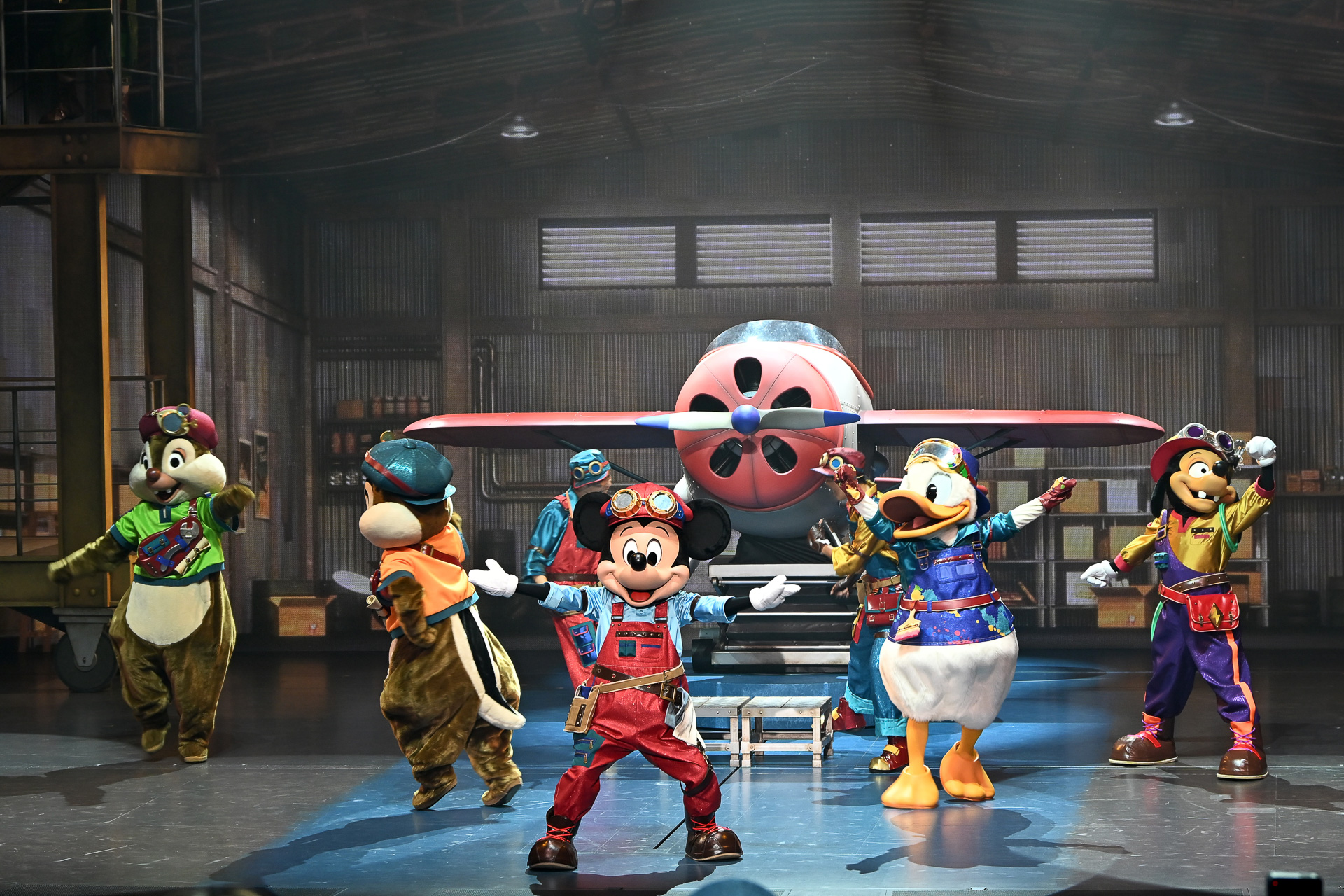 完成を祝う華やかなフィナーレがスタート