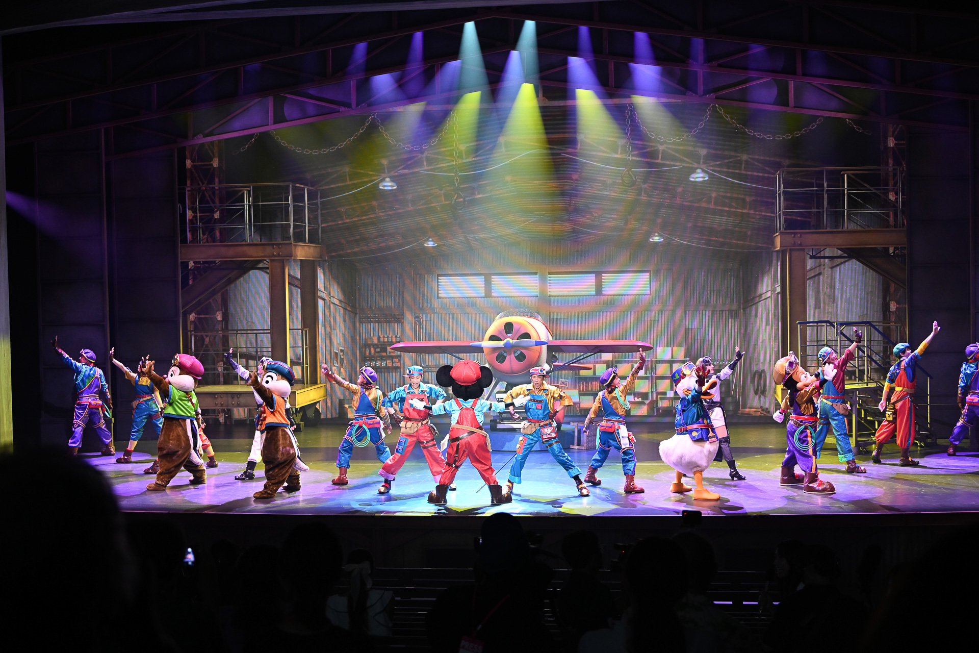 完成を祝う華やかなフィナーレがスタート