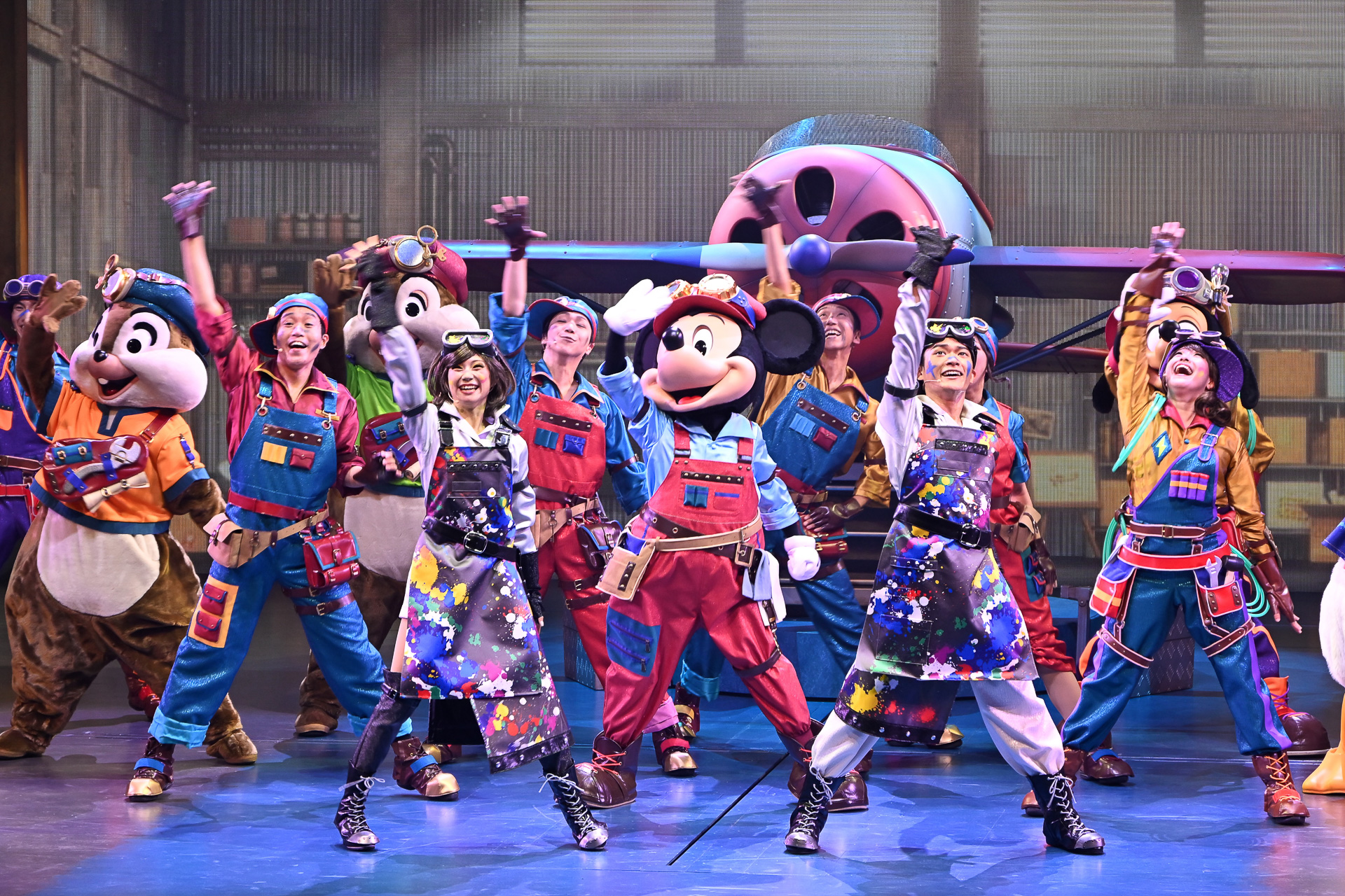 皆で完成を祝う群舞も見どころだ