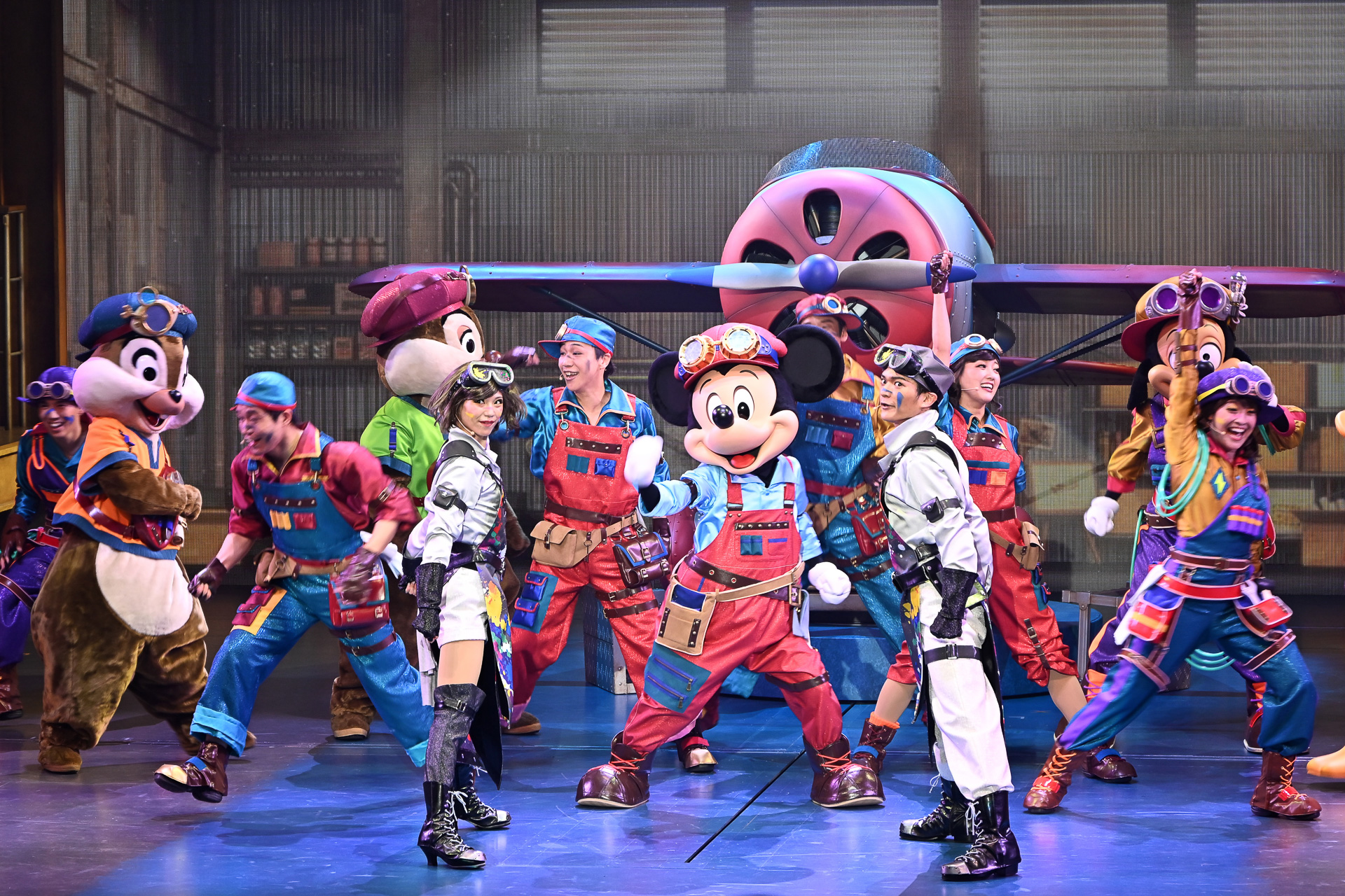 皆で完成を祝う群舞も見どころだ