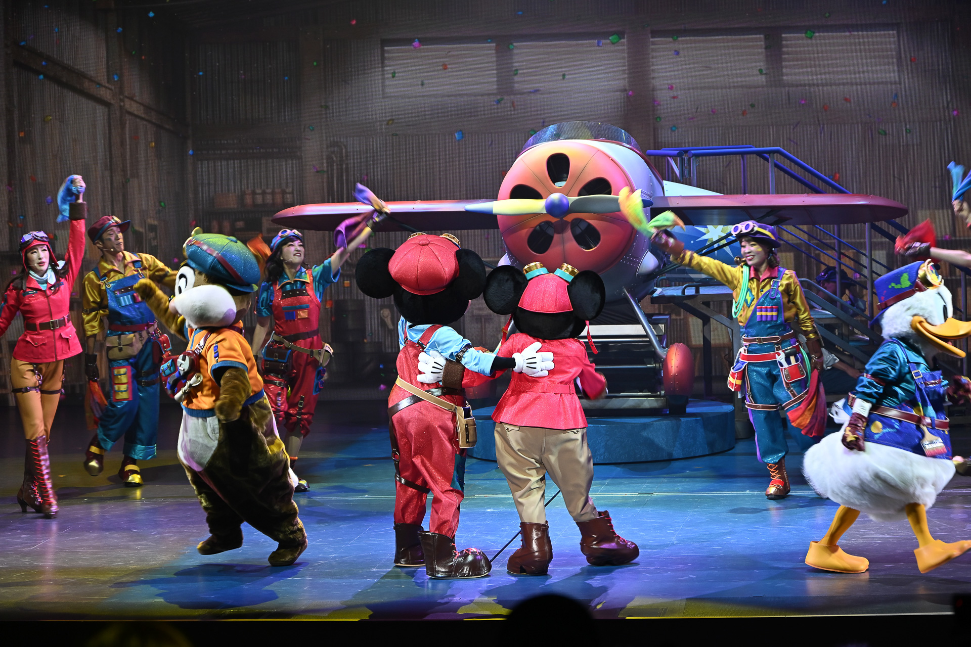 ミニーマウスがいよいよ飛行機へ