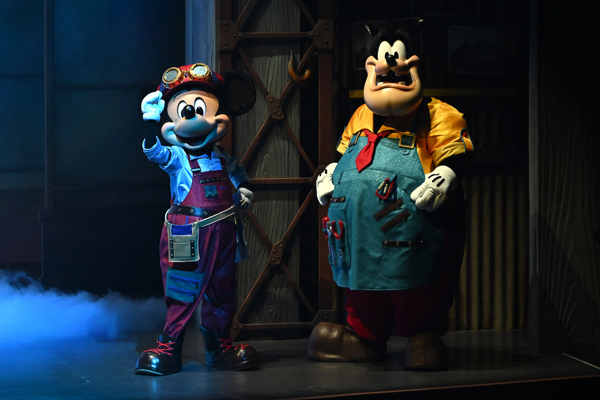 見守るミッキーマウスとピート