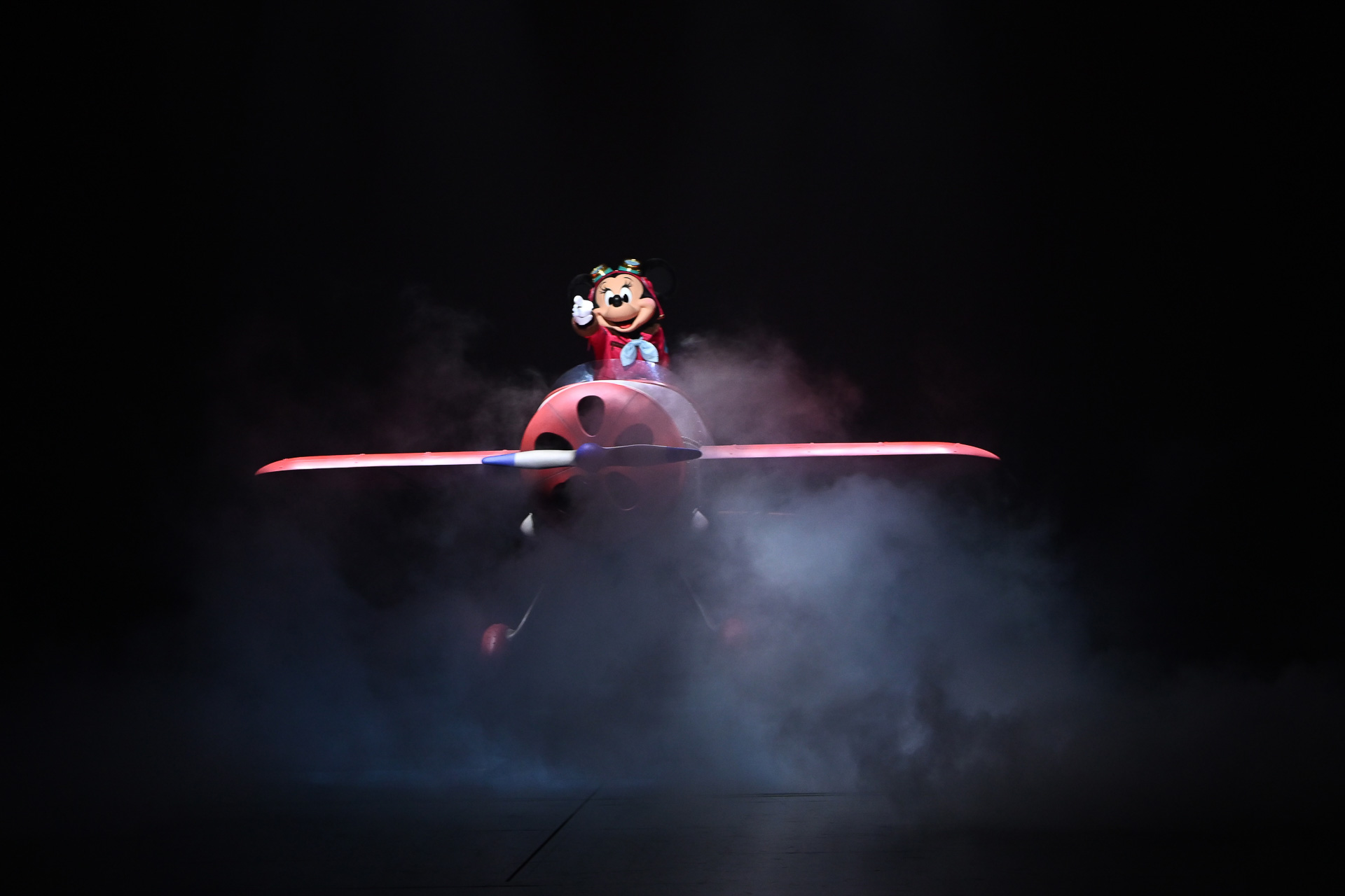 ミニーマウスが操縦席へ