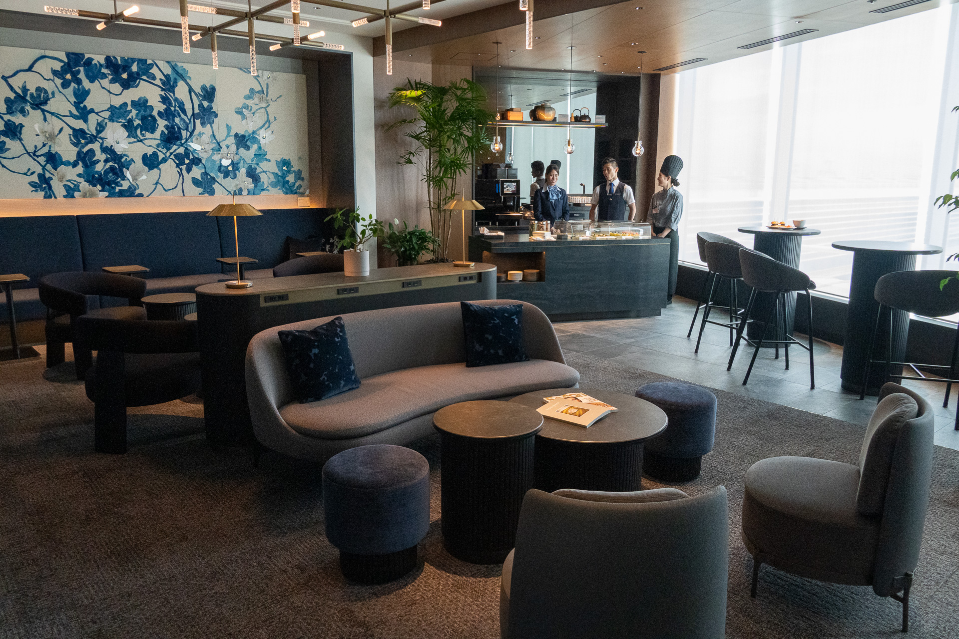 テーブル、ソファ、スツールなど多彩な着席スペースを備える