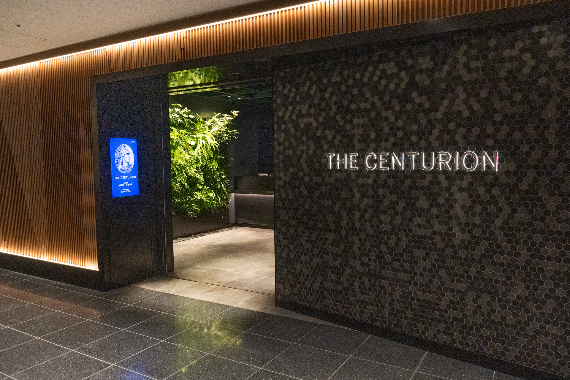 114番ゲート付近にあるセンチュリオン・ラウンジのエントランス