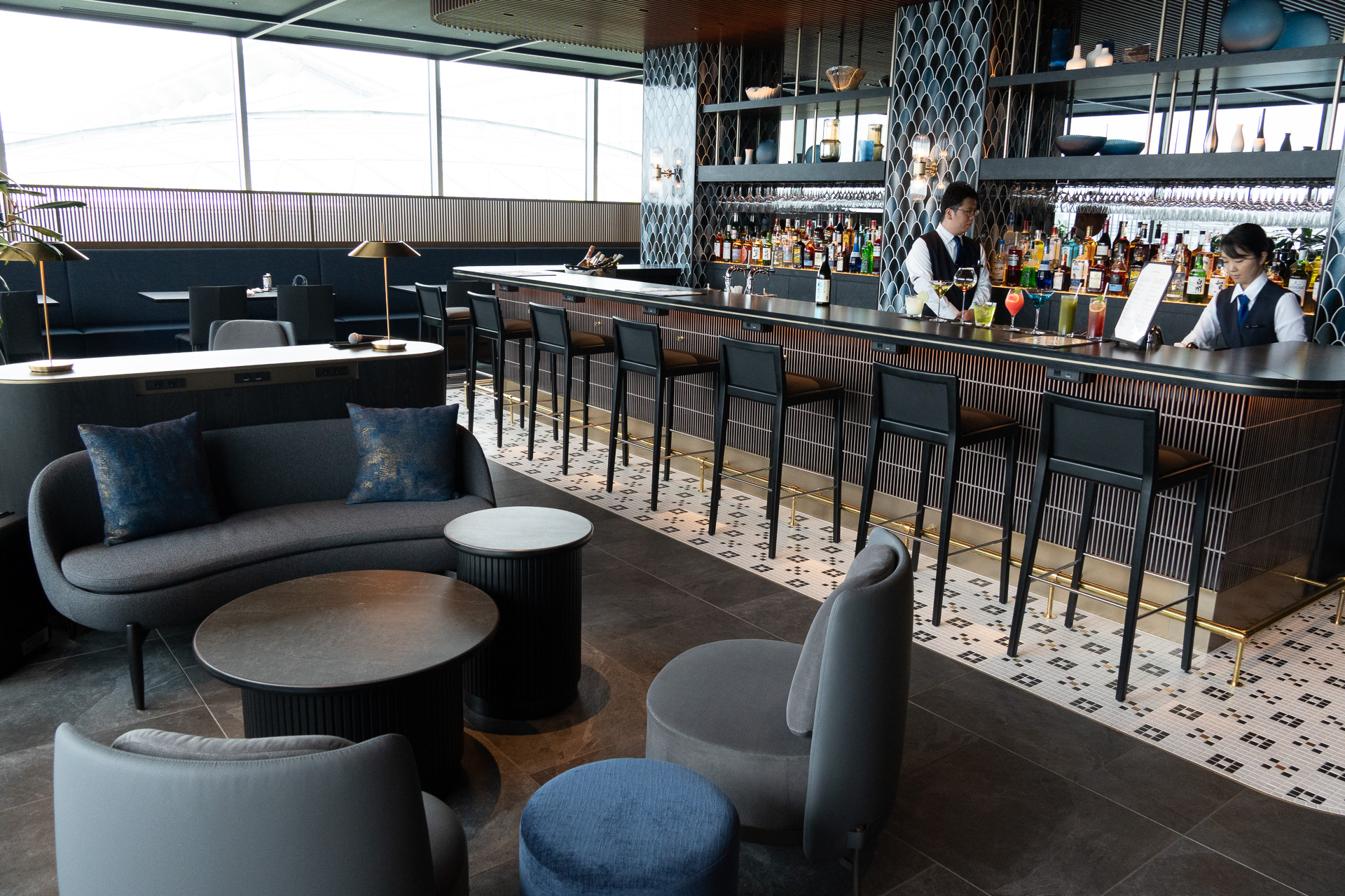 ラウンジ入って右手側のバーエリア