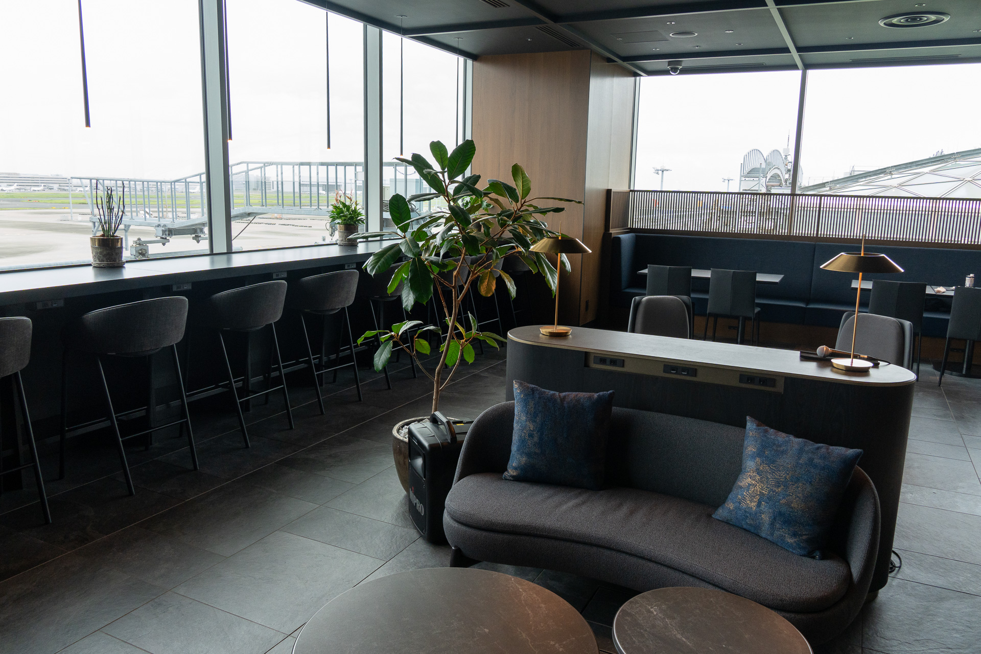 バーエリアの窓側は駐機場に面している