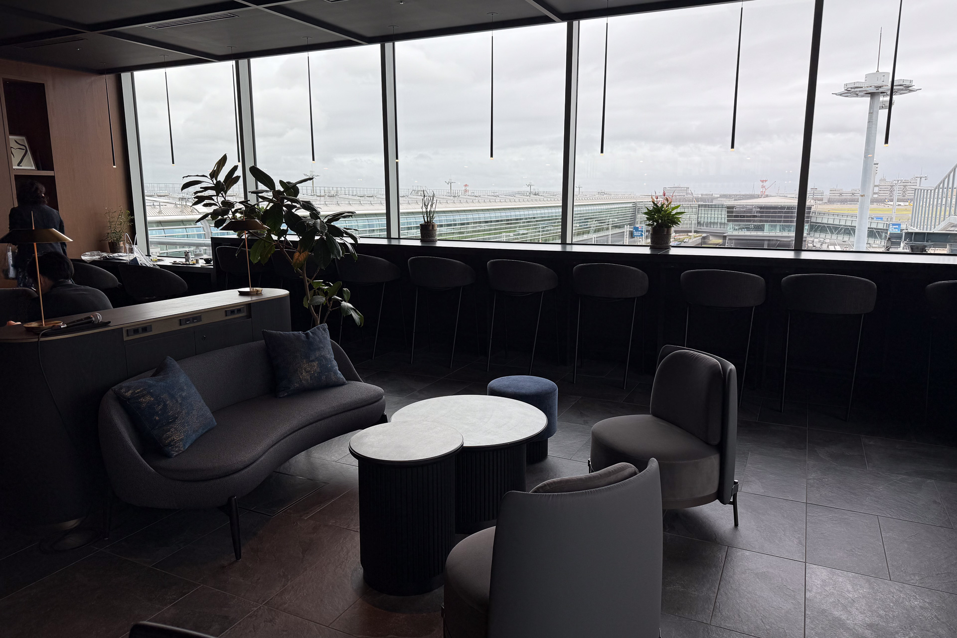 カウンターテーブルやローテーブル＆ソファの組み合わせ