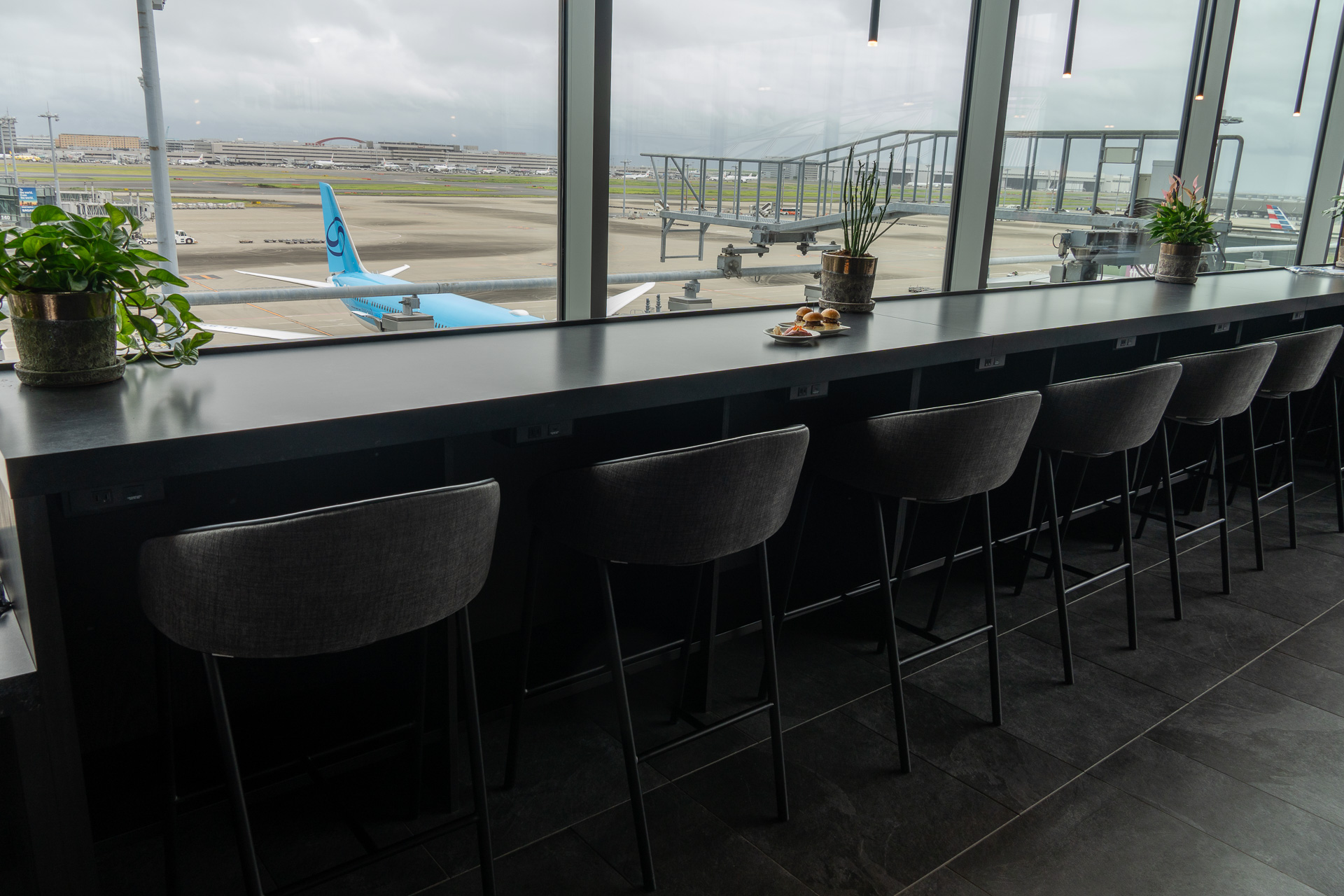 カウンターテーブルやローテーブル＆ソファの組み合わせ