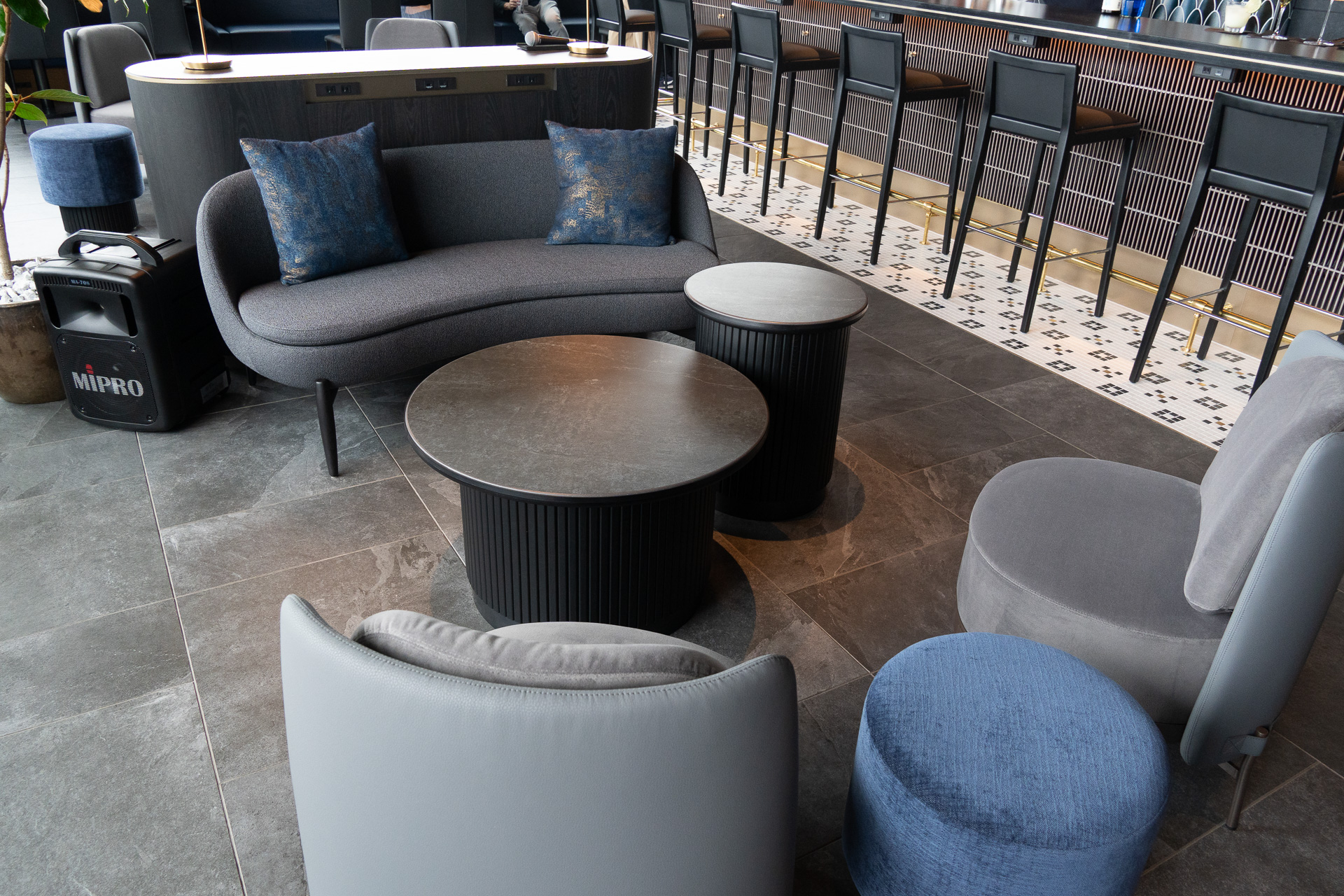 カウンターテーブルやローテーブル＆ソファの組み合わせ