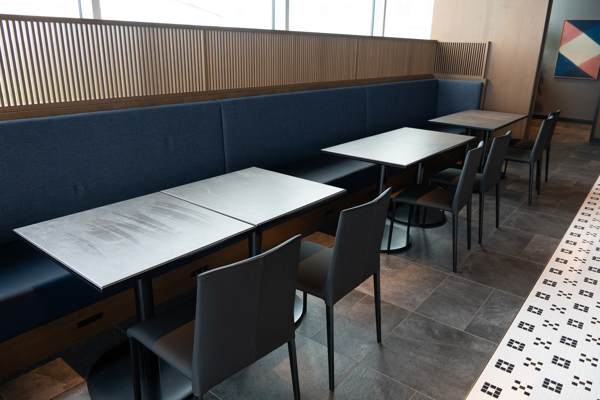 壁沿いにはダイニングテーブルとチェアの組み合わせも