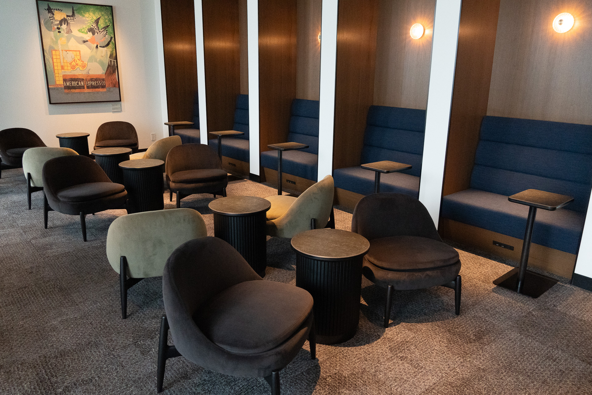 テーブル、ソファ、スツールなど多彩な着席スペースを備える