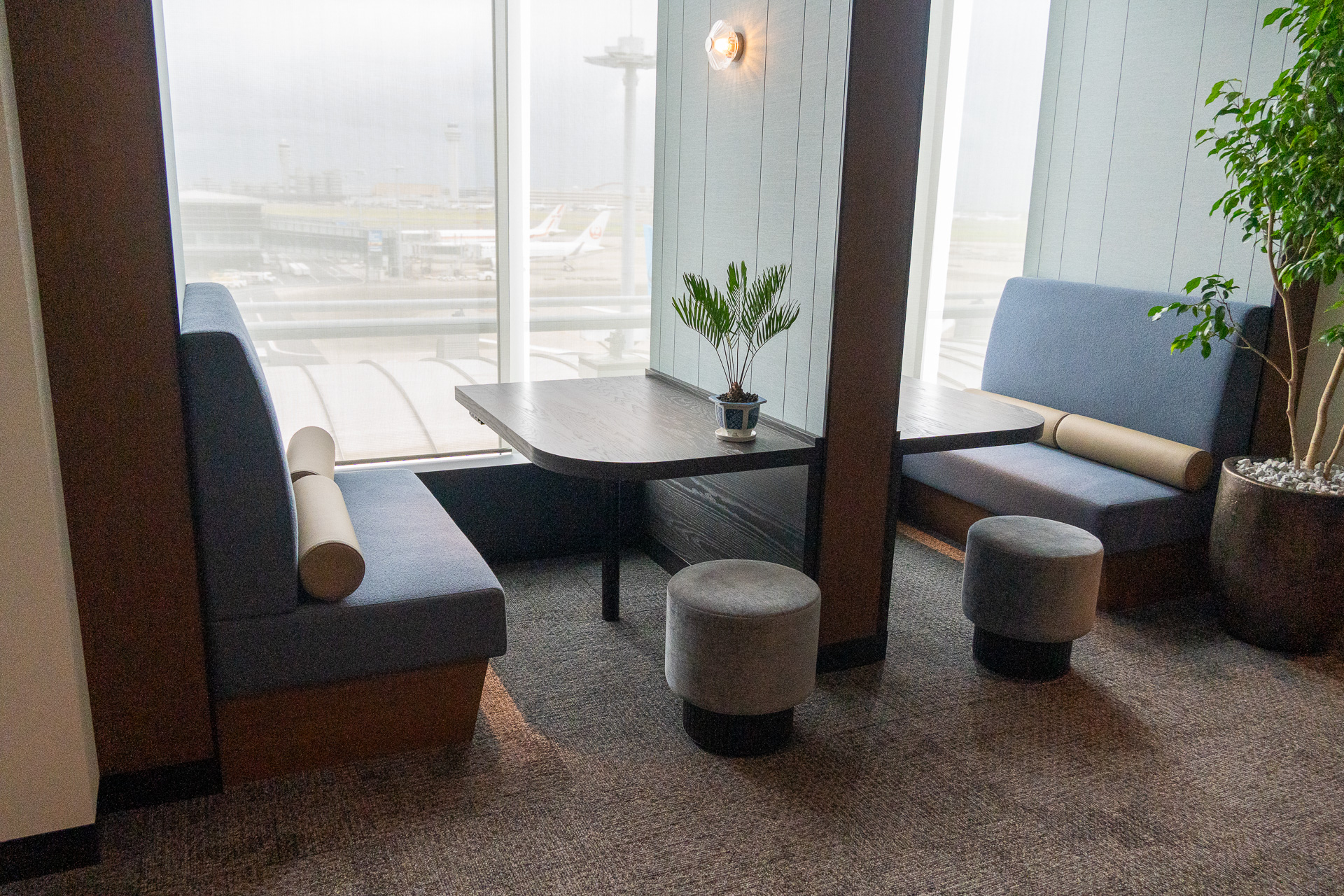 テーブル、ソファ、スツールなど多彩な着席スペースを備える