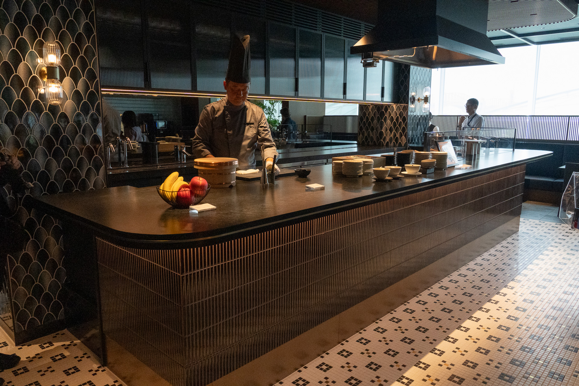 にぎり寿司やラーメンを提供するライブキッチン