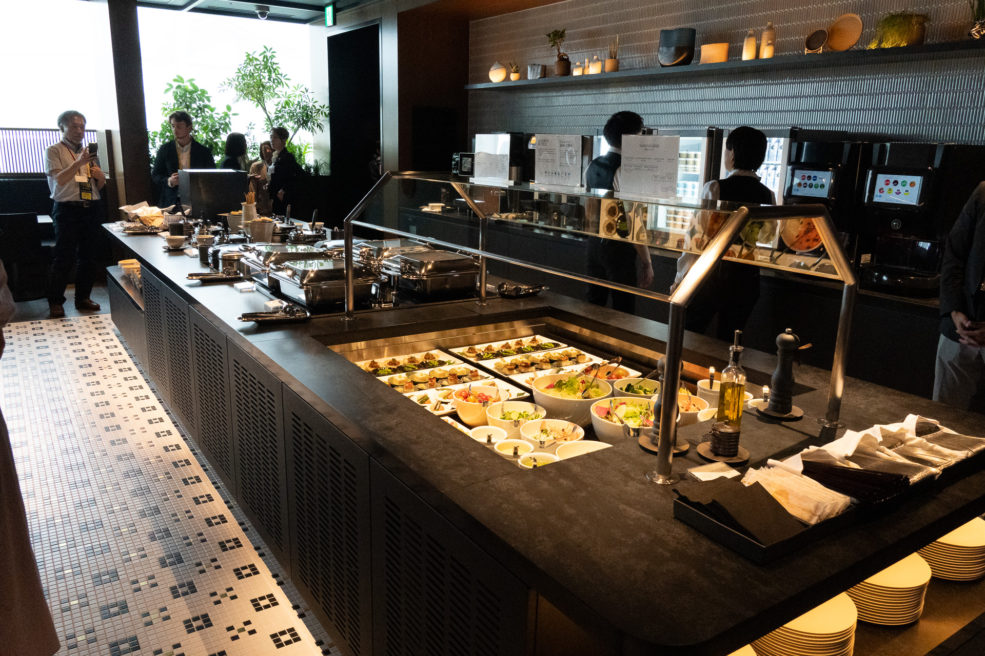 その向かいにビュッフェ台