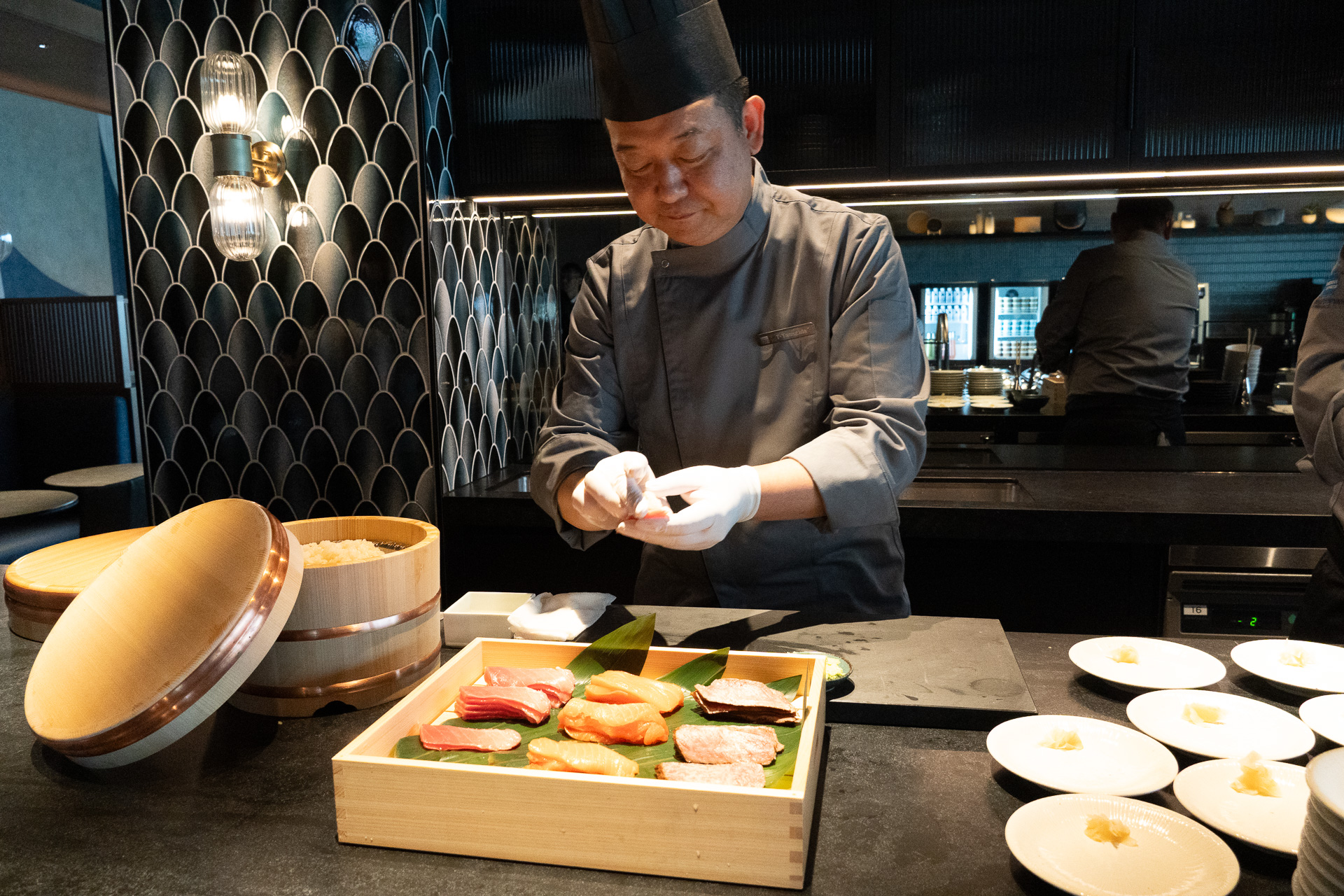 にぎり寿司やラーメンを提供するライブキッチン