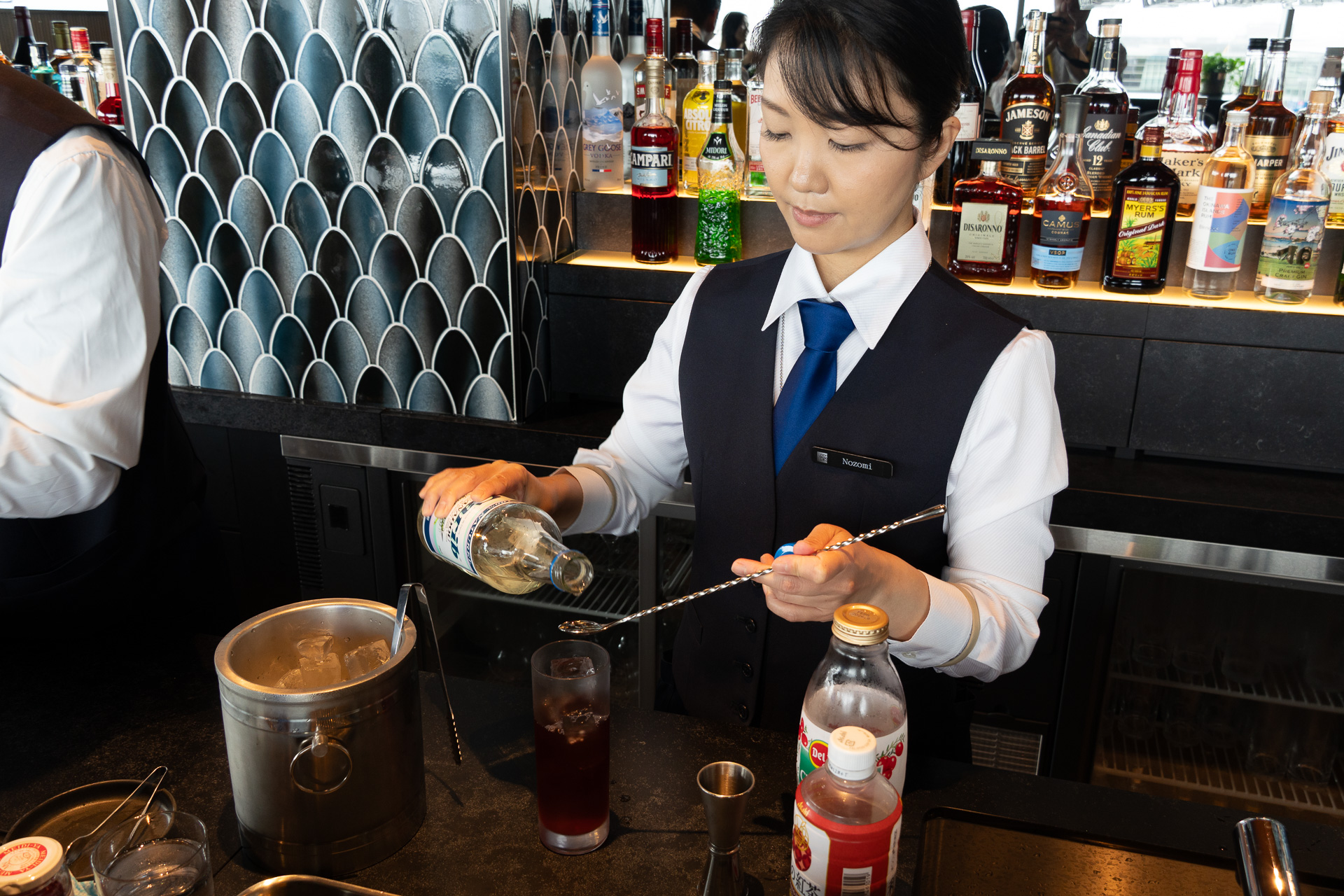 バーカウンターでは季節やイベントに合わせたカクテル・モクテルのほか、豊富なワインも容易