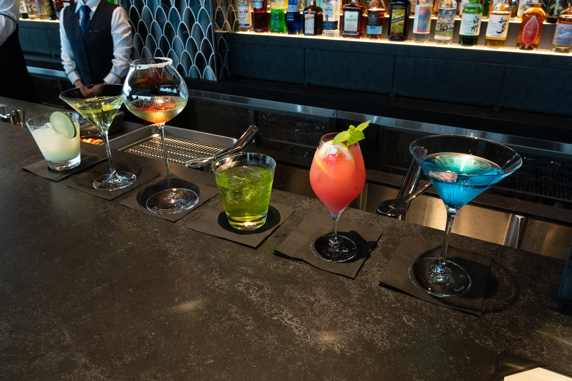 バーカウンターでは季節やイベントに合わせたカクテル・モクテルのほか、豊富なワインも容易