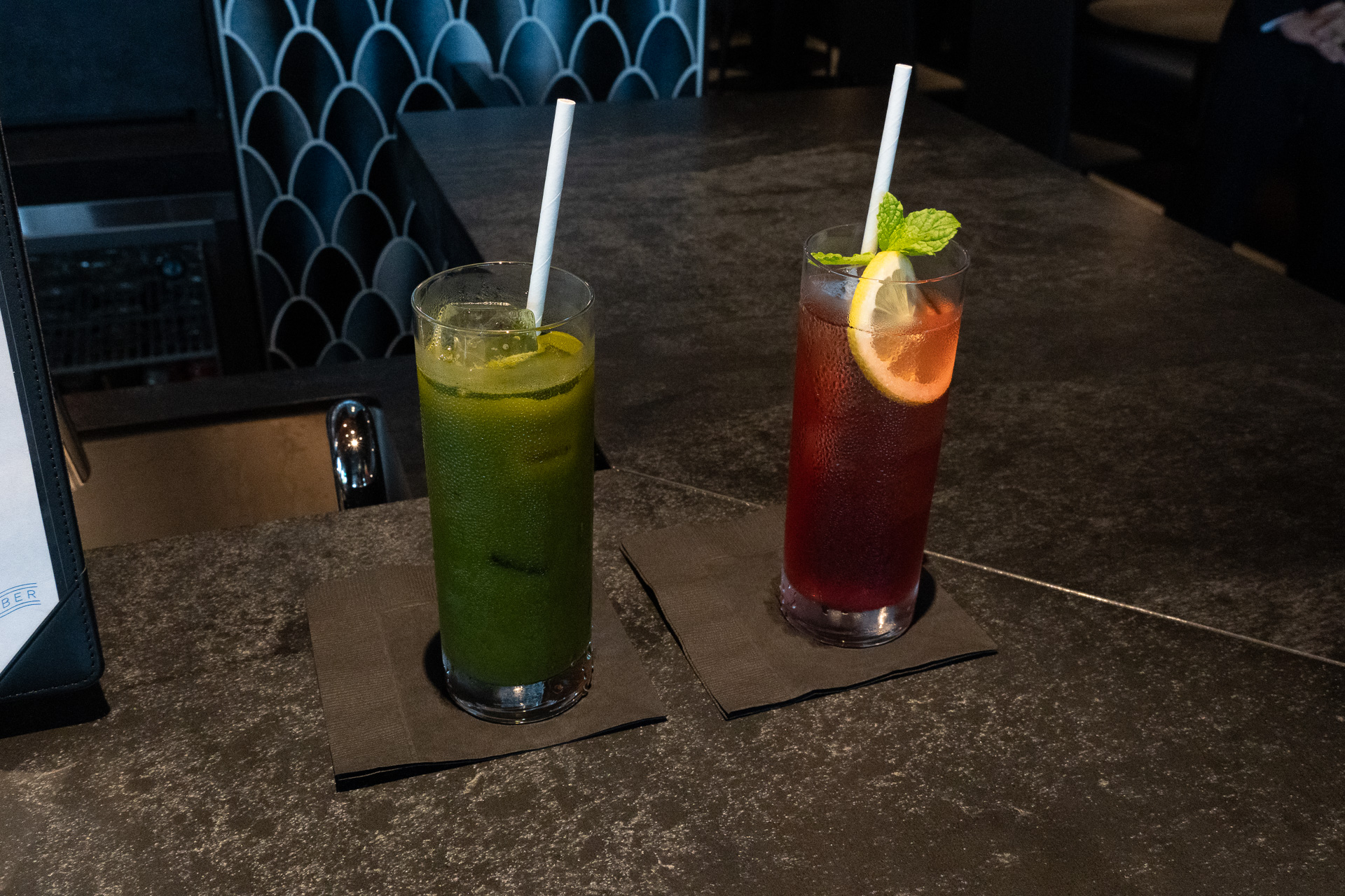 バーカウンターでは季節やイベントに合わせたカクテル・モクテルのほか、豊富なワインも容易