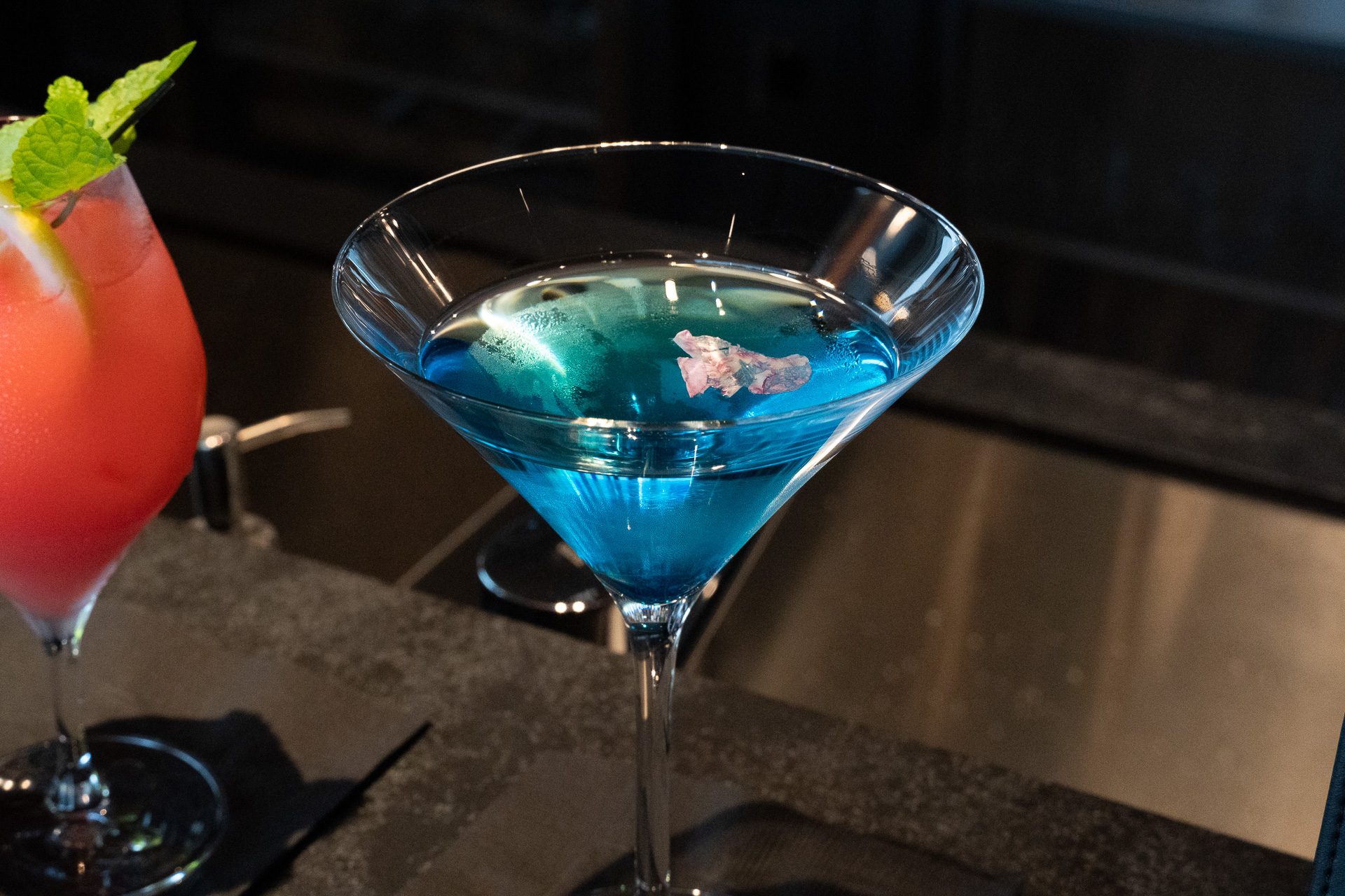 羽田センチュリオン・ラウンジのシグネチャーカクテル「ブルーバード」