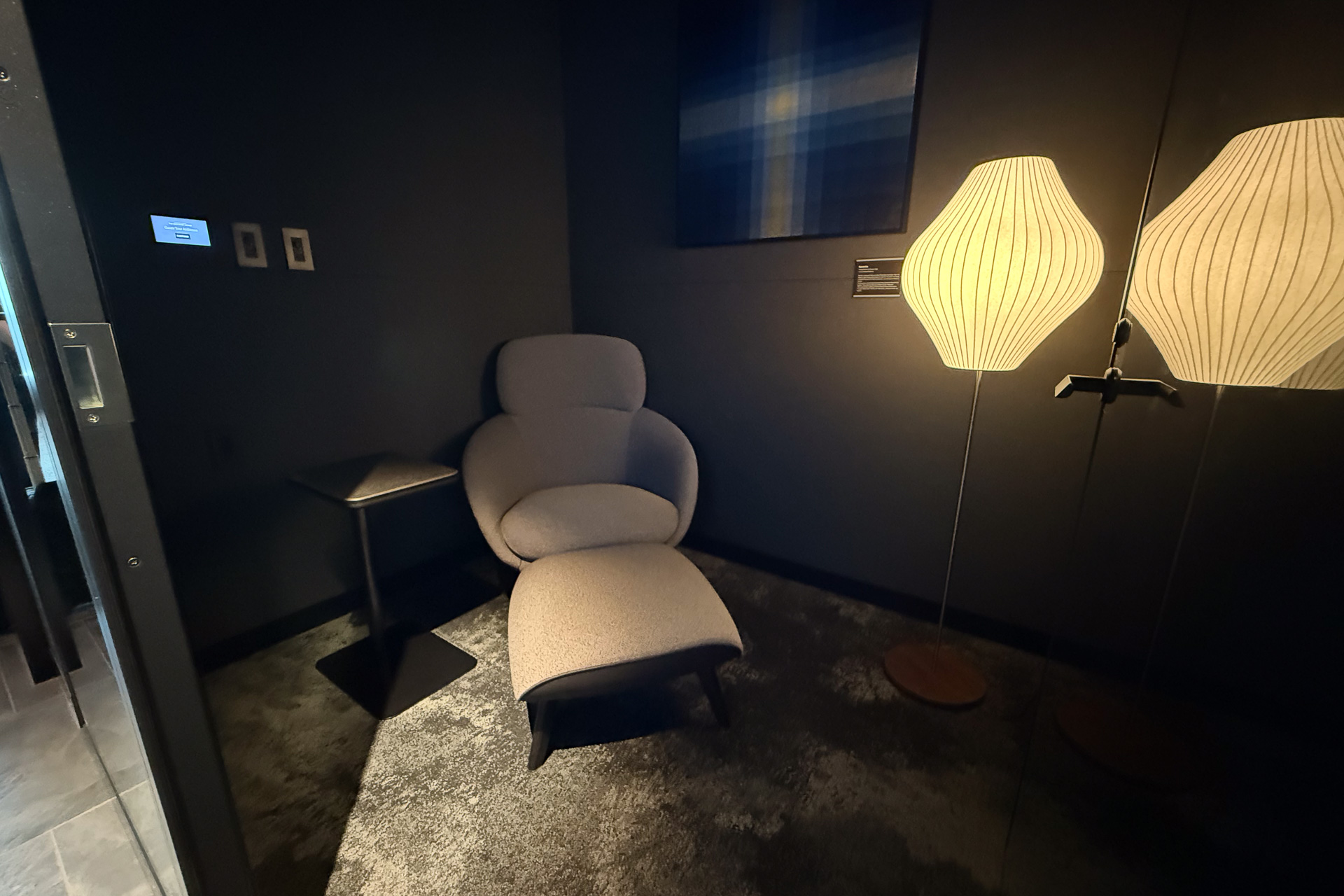 瞑想にも使える2つの電話ブース