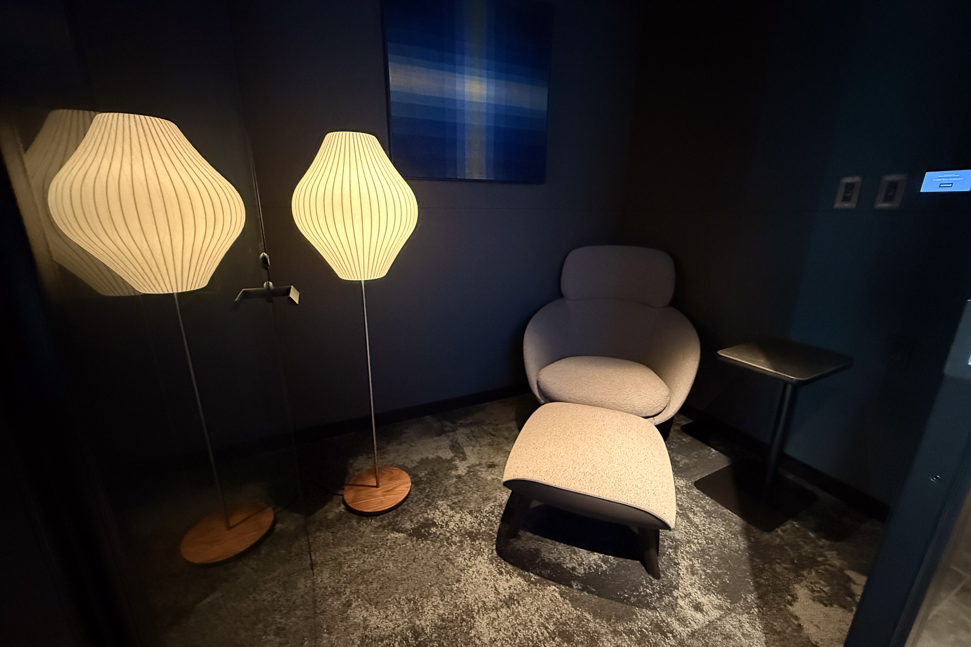 瞑想にも使える2つの電話ブース