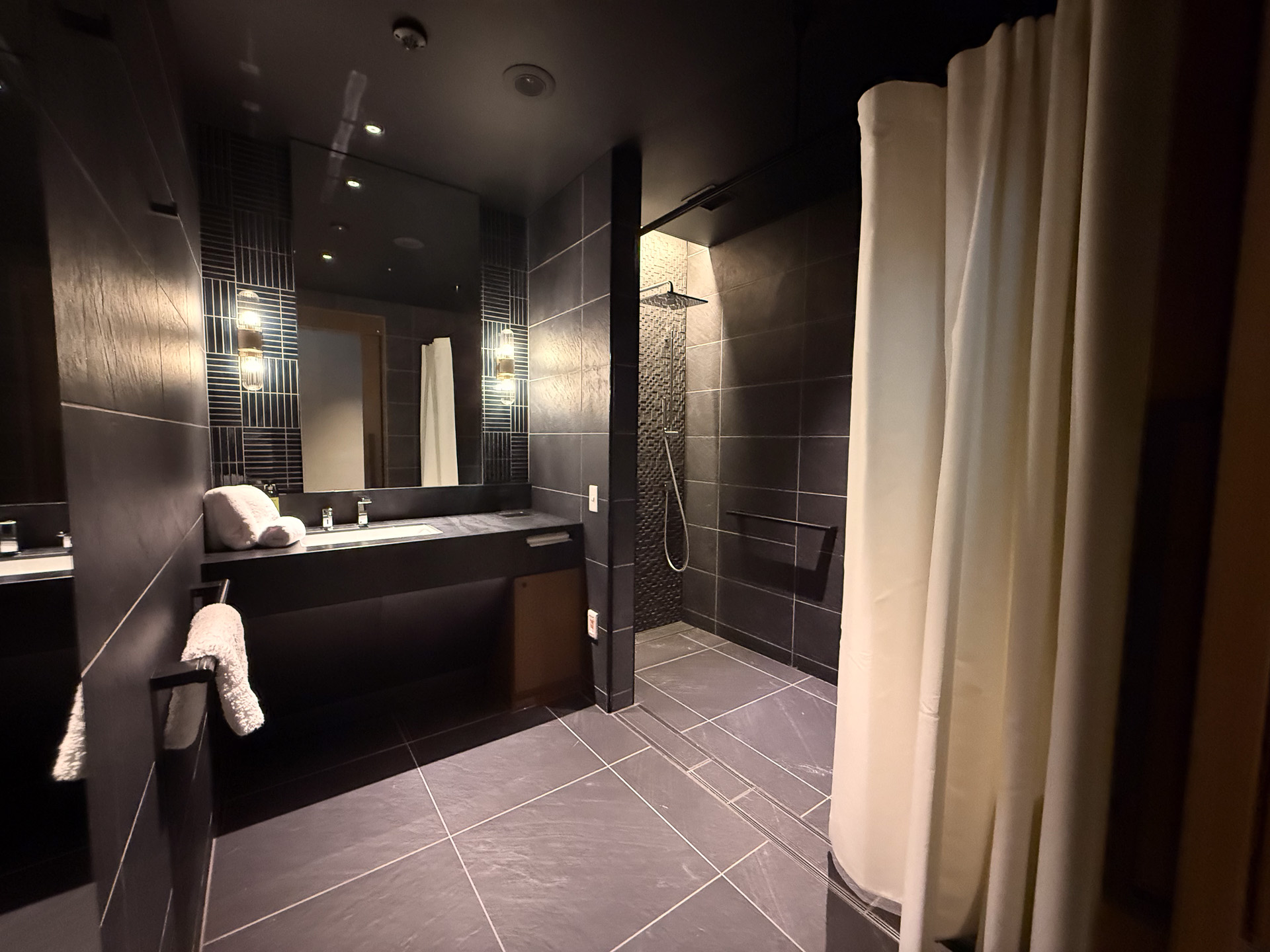 シャワーブースは2つ