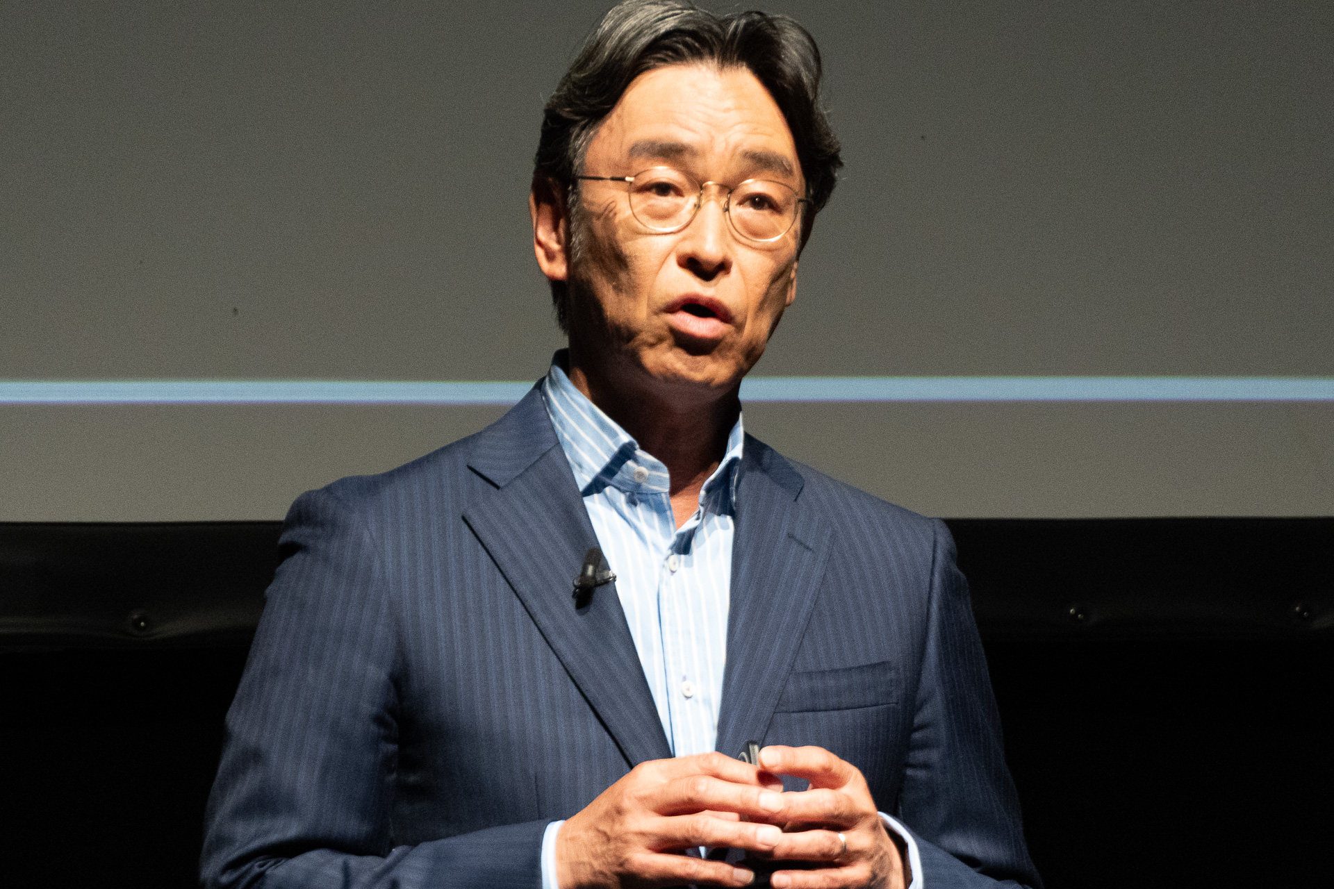 羽田のセンチュリオン・ラウンジについて説明するアメリカン・エキスプレス・インターナショナル 日本代表 社長 須藤靖洋氏