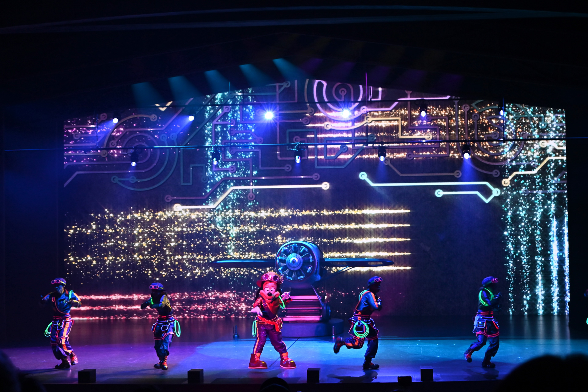 電気技師のマックスのダンスとネオンのシーンは近未来的な雰囲気