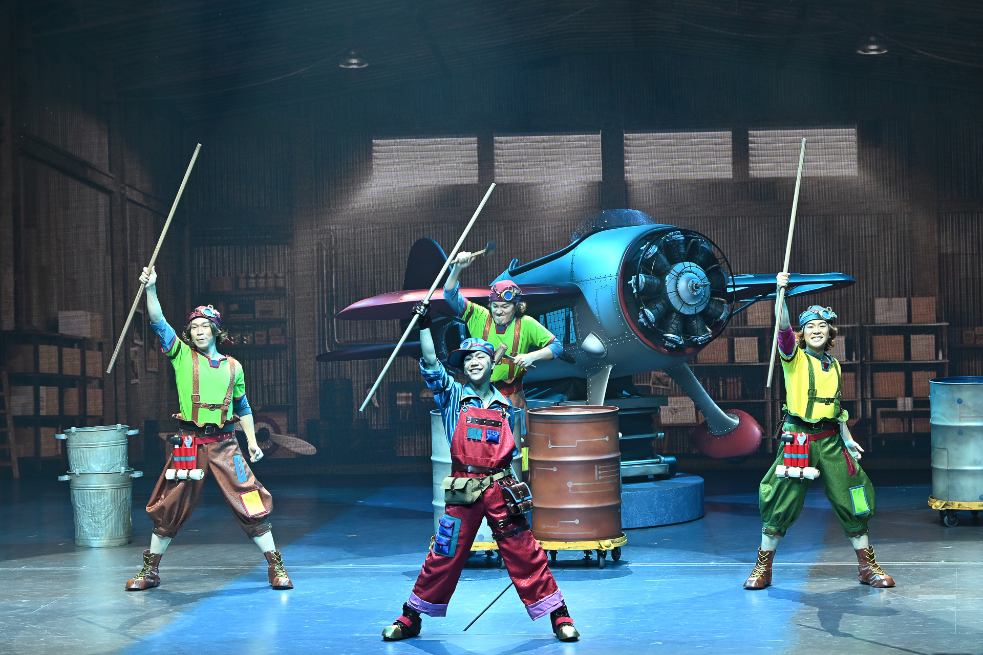 工場で働く“ビルダー”たちの表情や動きは複数回鑑賞だから気付ける部分とも