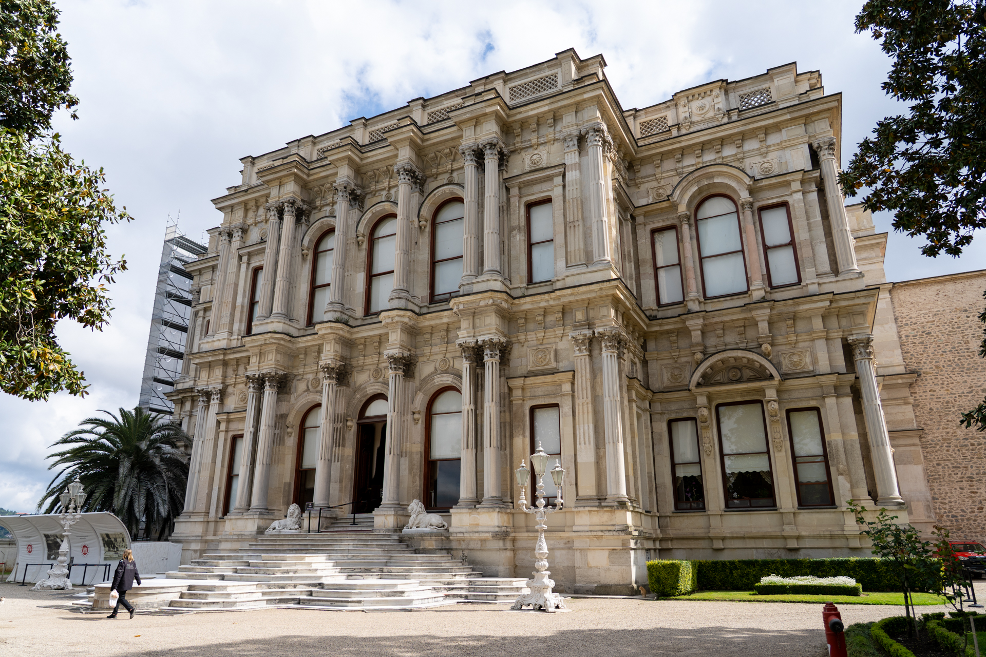 博物館として公開されているベイレルベイ宮殿はオスマン帝国時代の迎賓館。豪華な造りの内部は写真撮影不可ですが一見の価値あり
