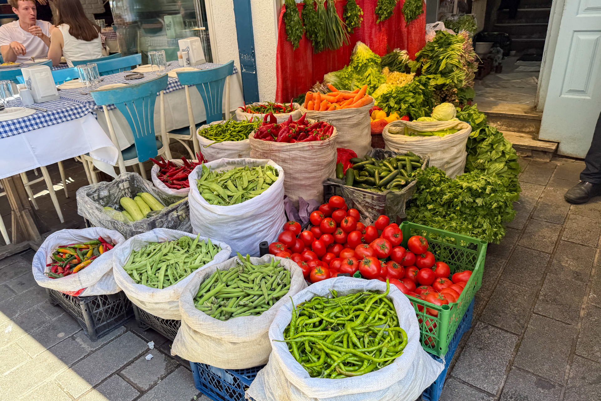 野菜や魚、オリーブなど。茶色いのはトルコ伝統料理でごはんを詰めて巻くブドウの葉