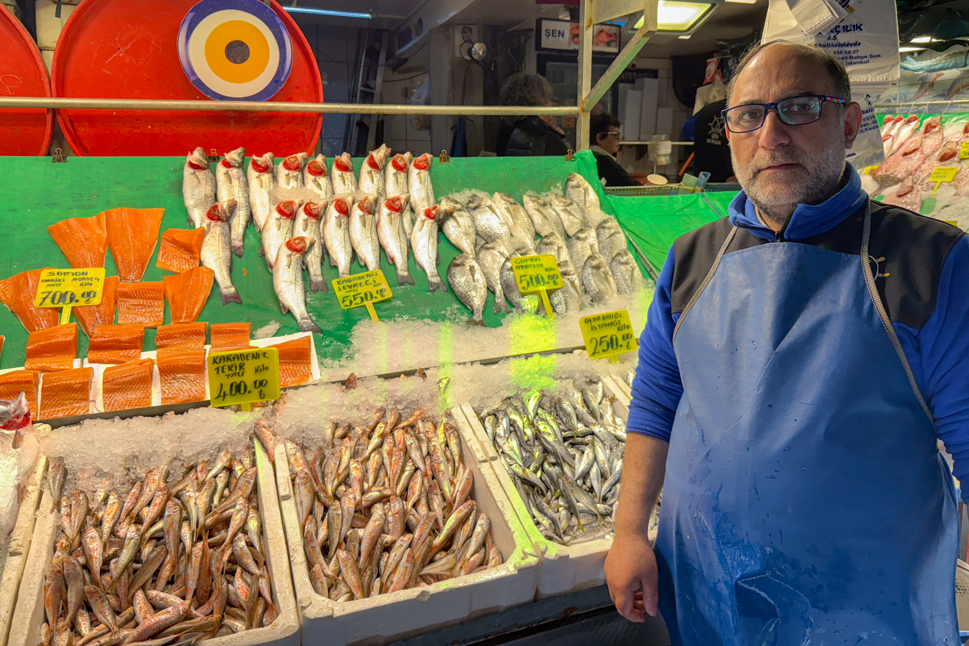 野菜や魚、オリーブなど。茶色いのはトルコ伝統料理でごはんを詰めて巻くブドウの葉