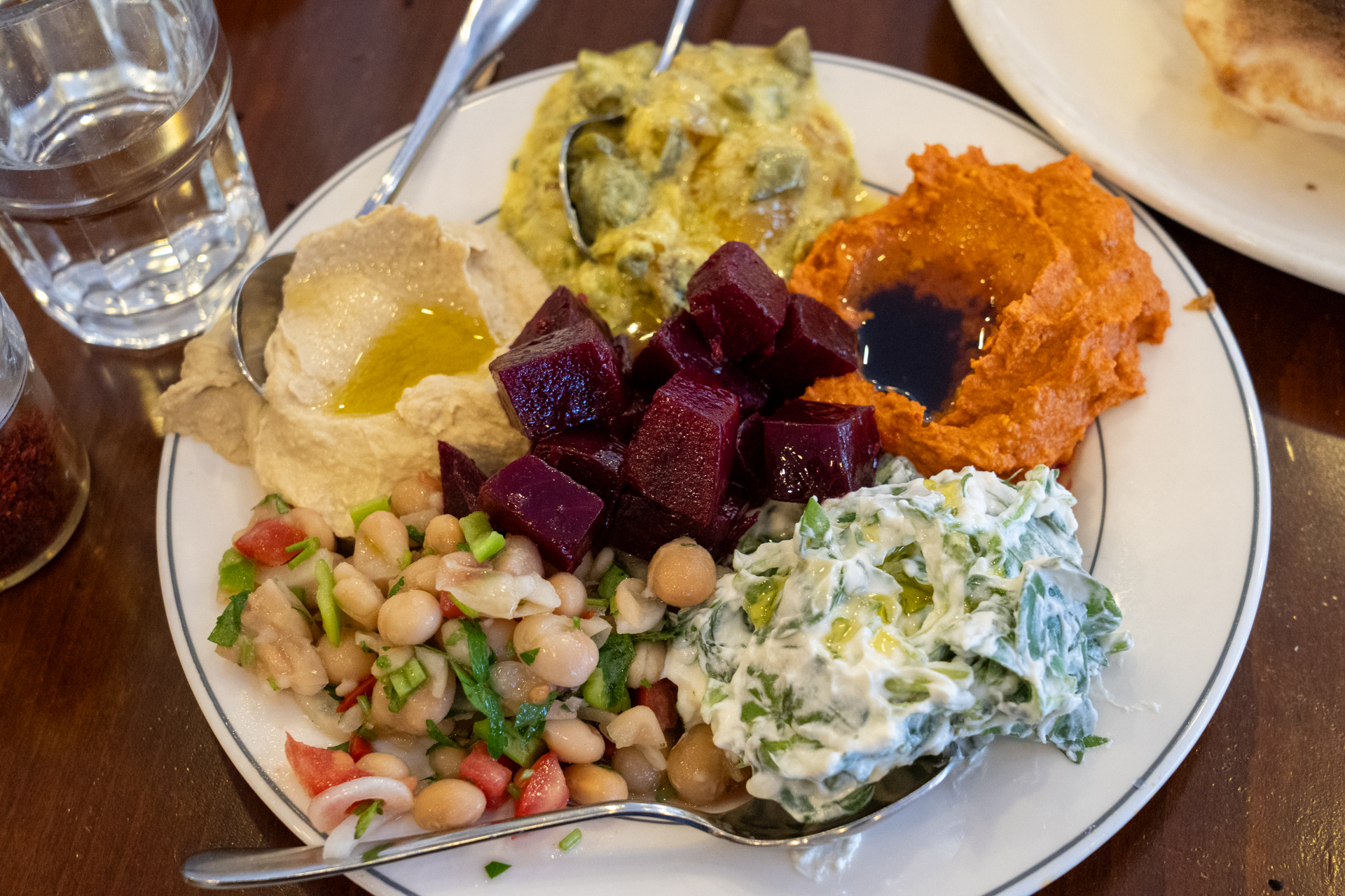 どれもこれも美味しかったけれど、また食べたいのはピロシキみたいな形の「イチリ・キョフテ」