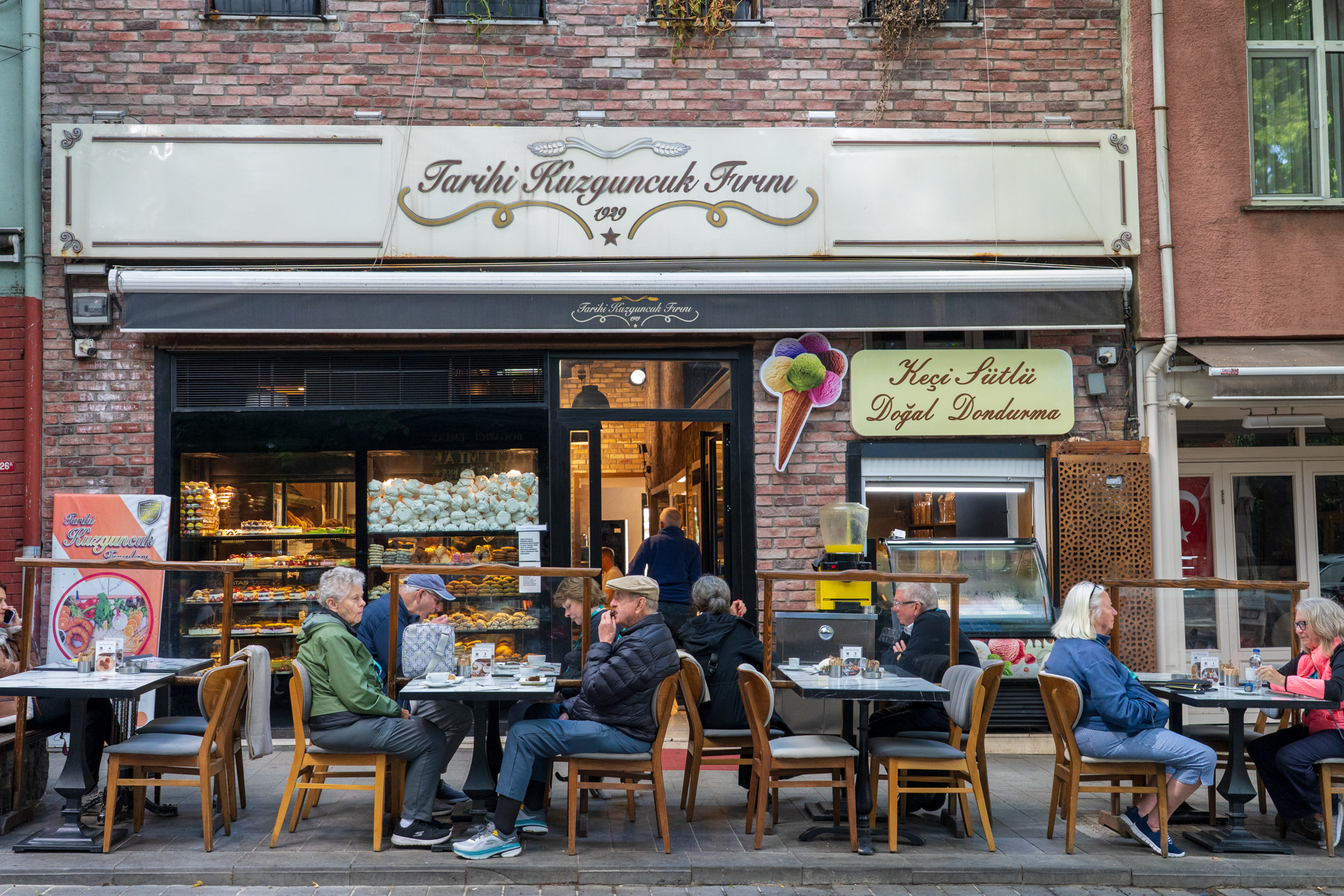 地元の人が外の席でチャイを飲む光景があちこちに