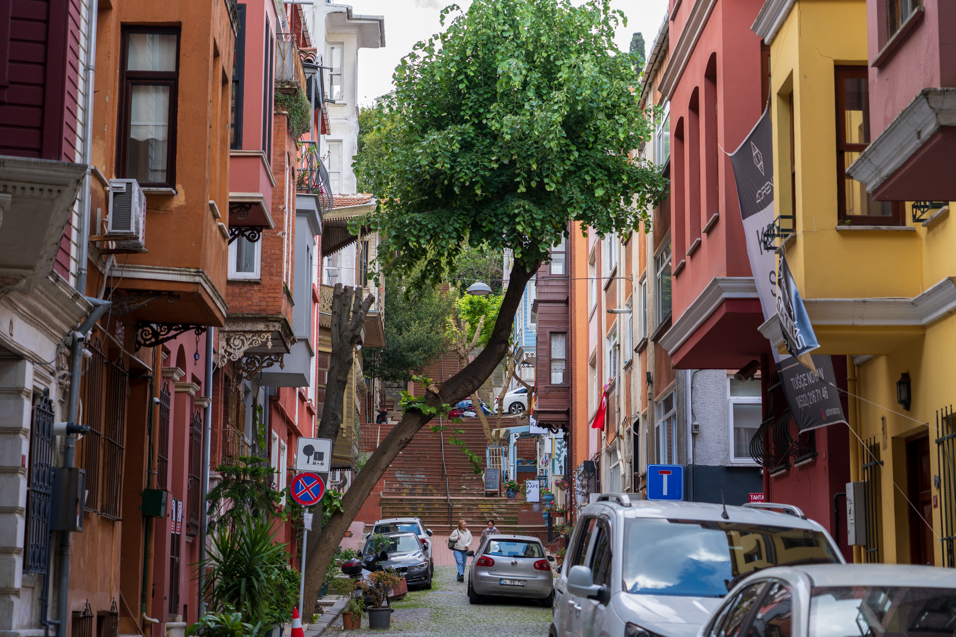 ここも坂道や階段が似合う街