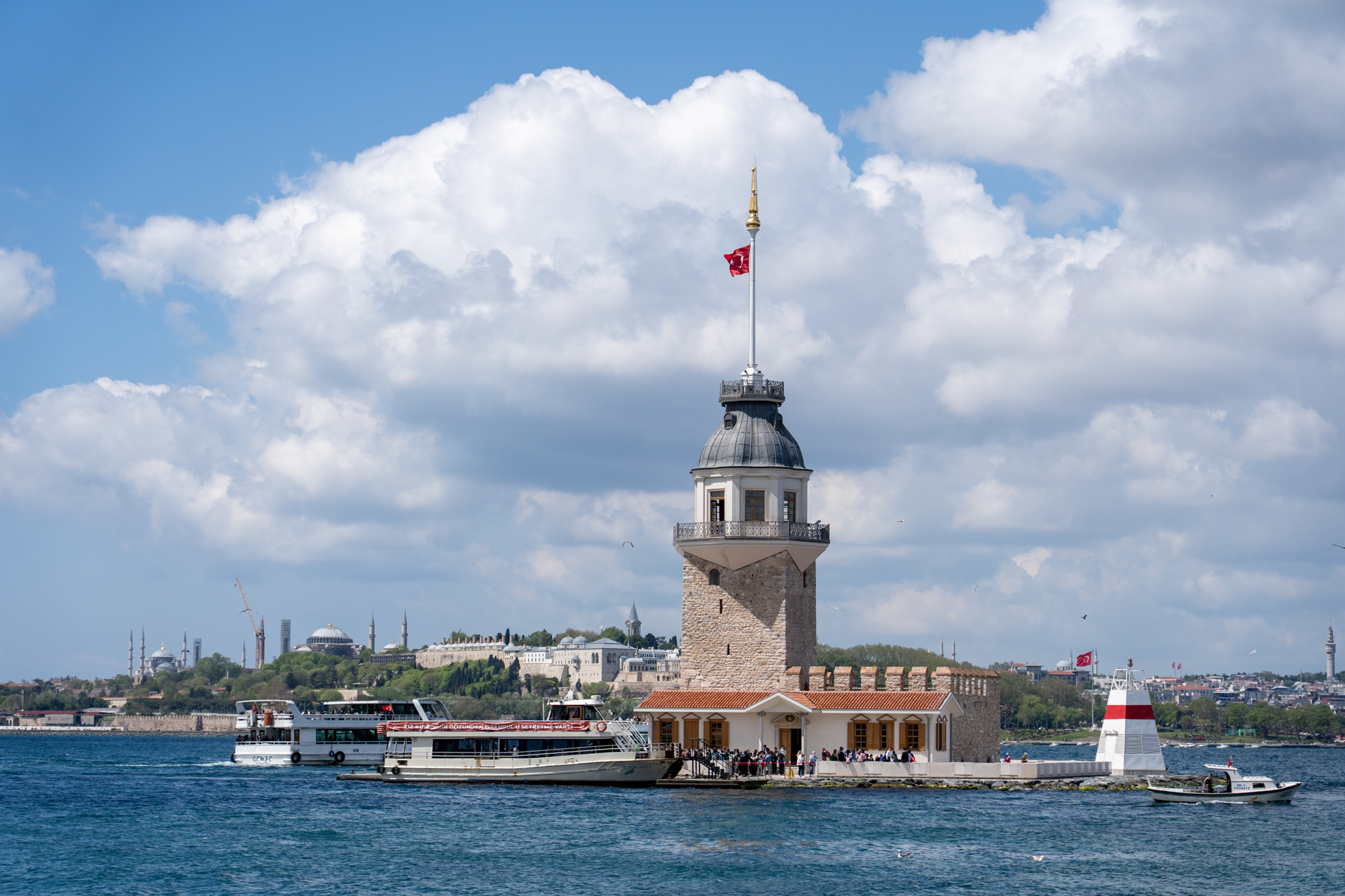 ボスポラス海峡のシンボル「乙女の塔」。その向こうに見えるのは旧市街のあるヨーロッパ側