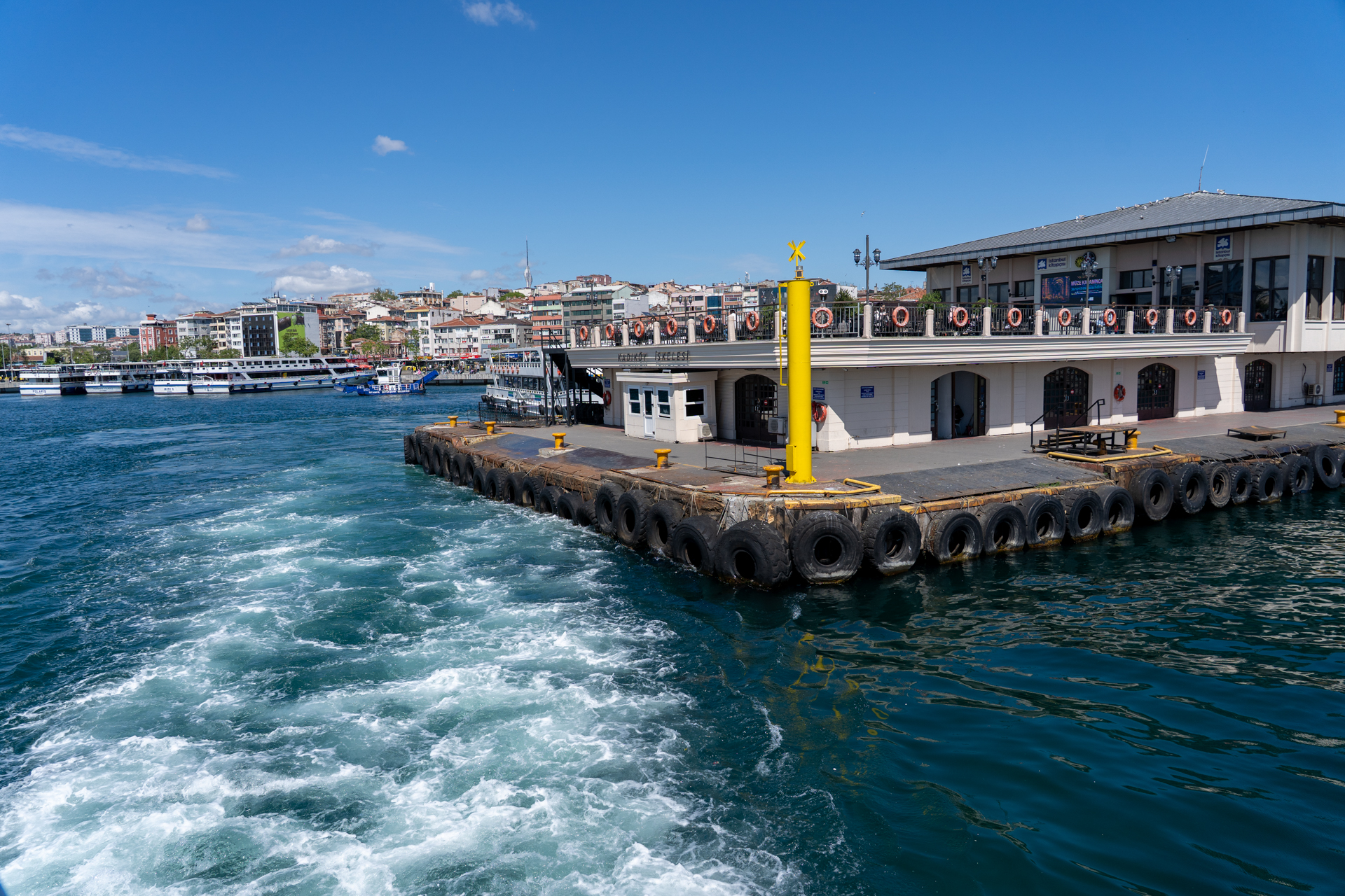 さようならアジア。カドキョイにあるフェリーターミナルから連絡フェリーで約20分。ヨーロッパ側の新市街カラキョイへ