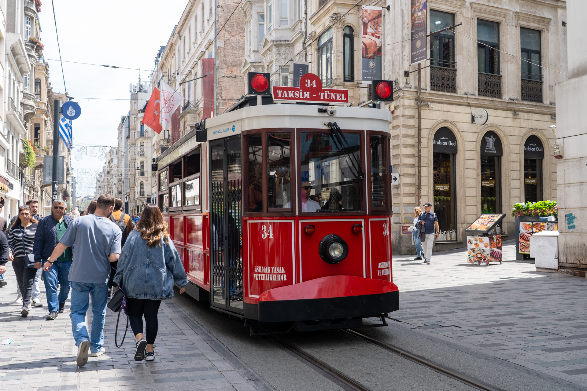 赤くてかわいいトラムが走ります