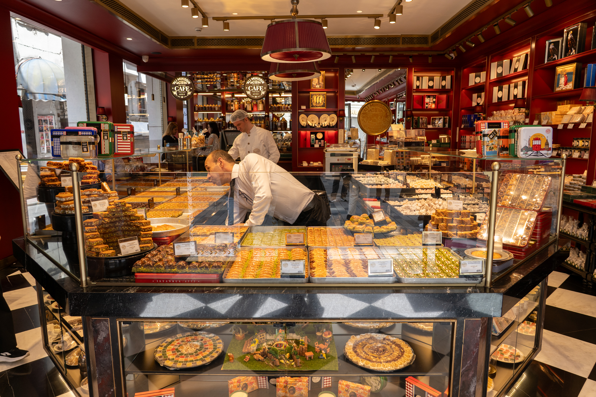 ロクムやキャンディ、焼き菓子などが並ぶ目移り必至の店内