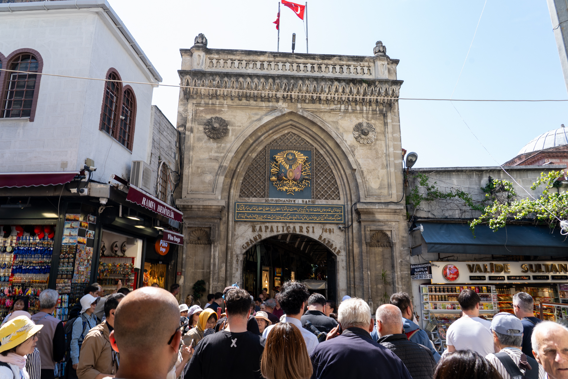 約1時間の滞在だったグランバザール。とにかくすごい人、人、人