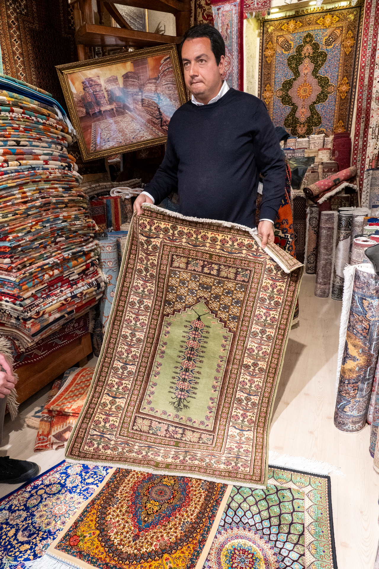 興味を示すと次から次へと出てくる絨毯。触り心地は値段に比例することだけは分かりました