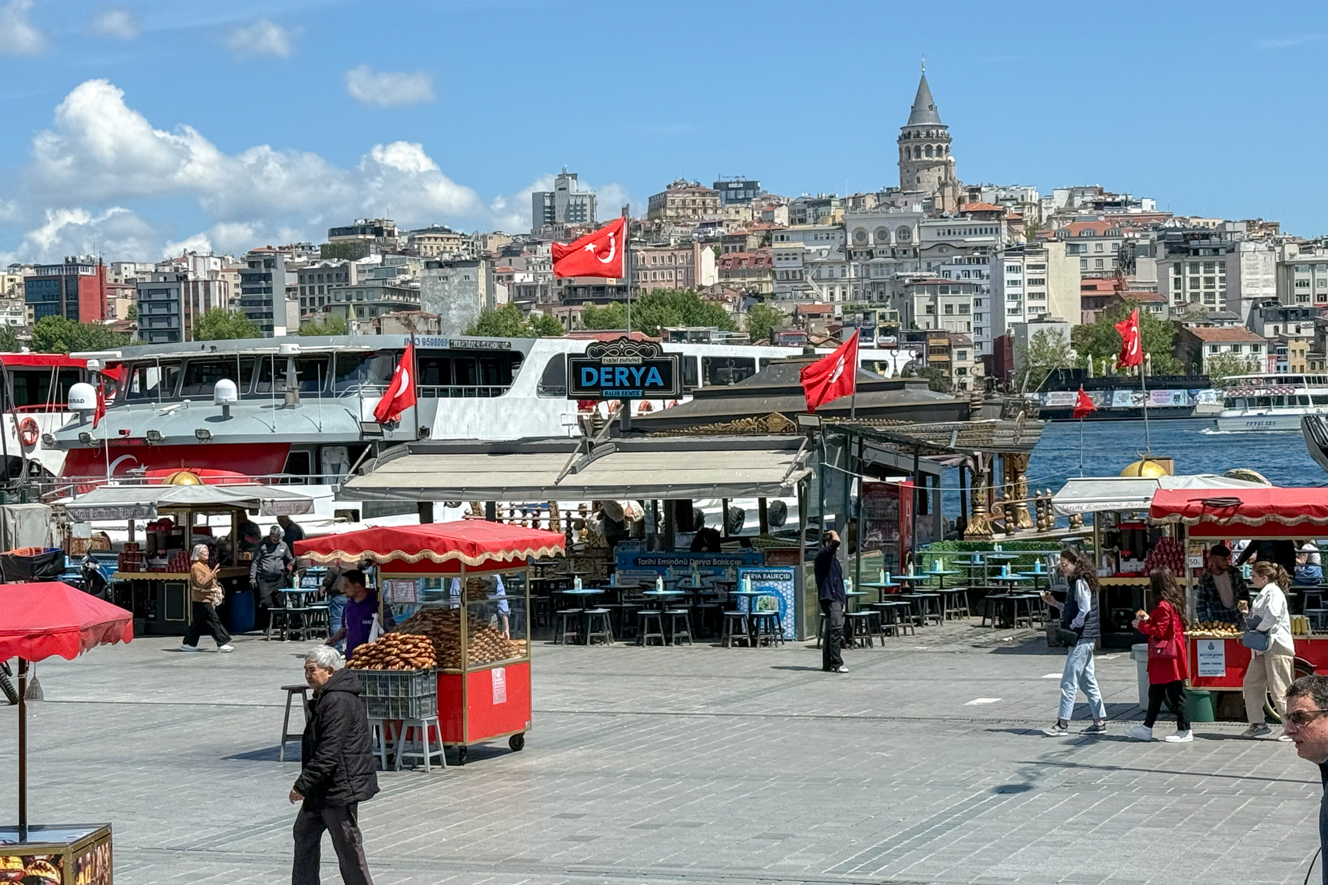 サバサンド屋がたくさん並ぶガラタ橋のたもと