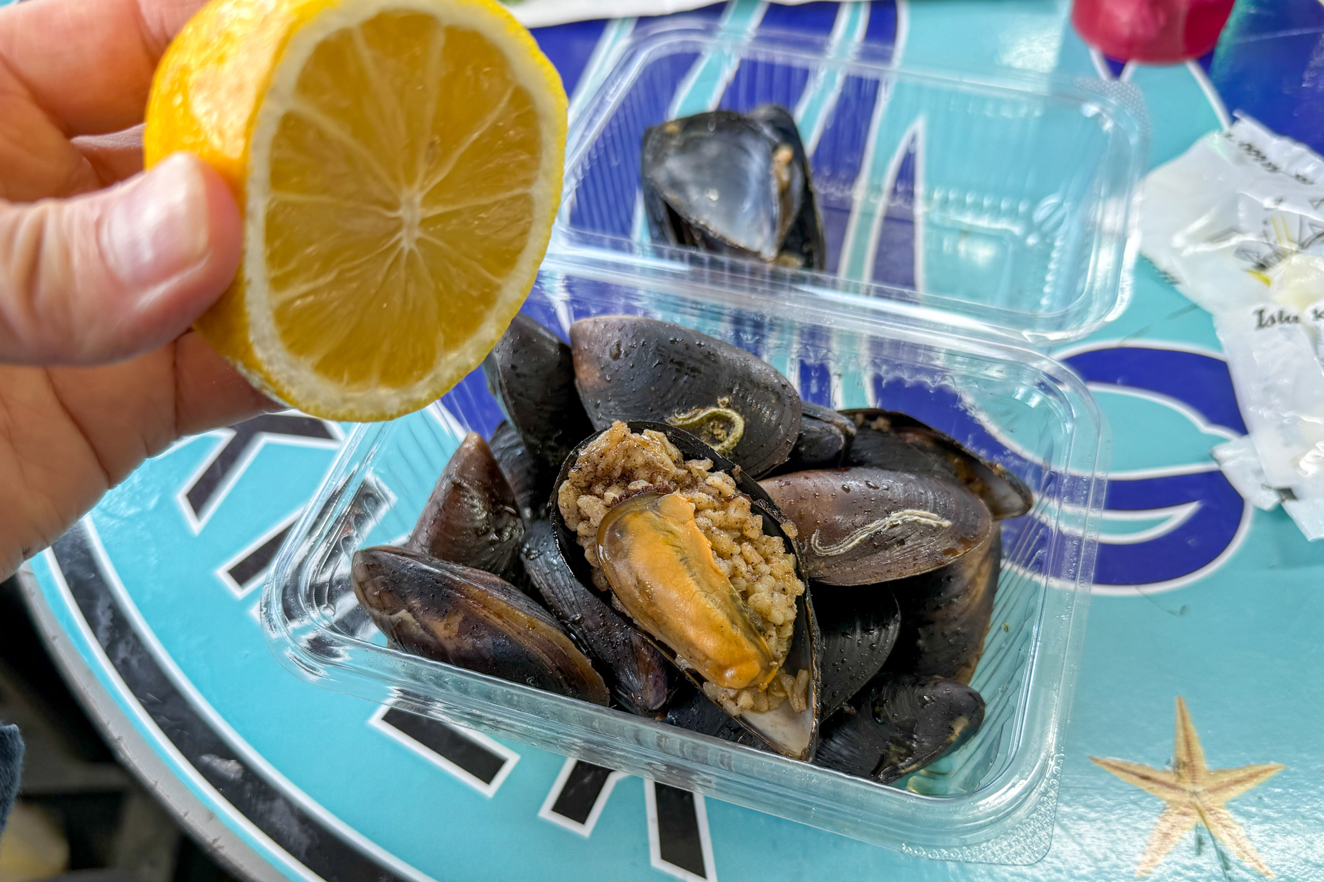 ミディドルマ（ムール貝飯）もあちこちで食べられる名物グルメ