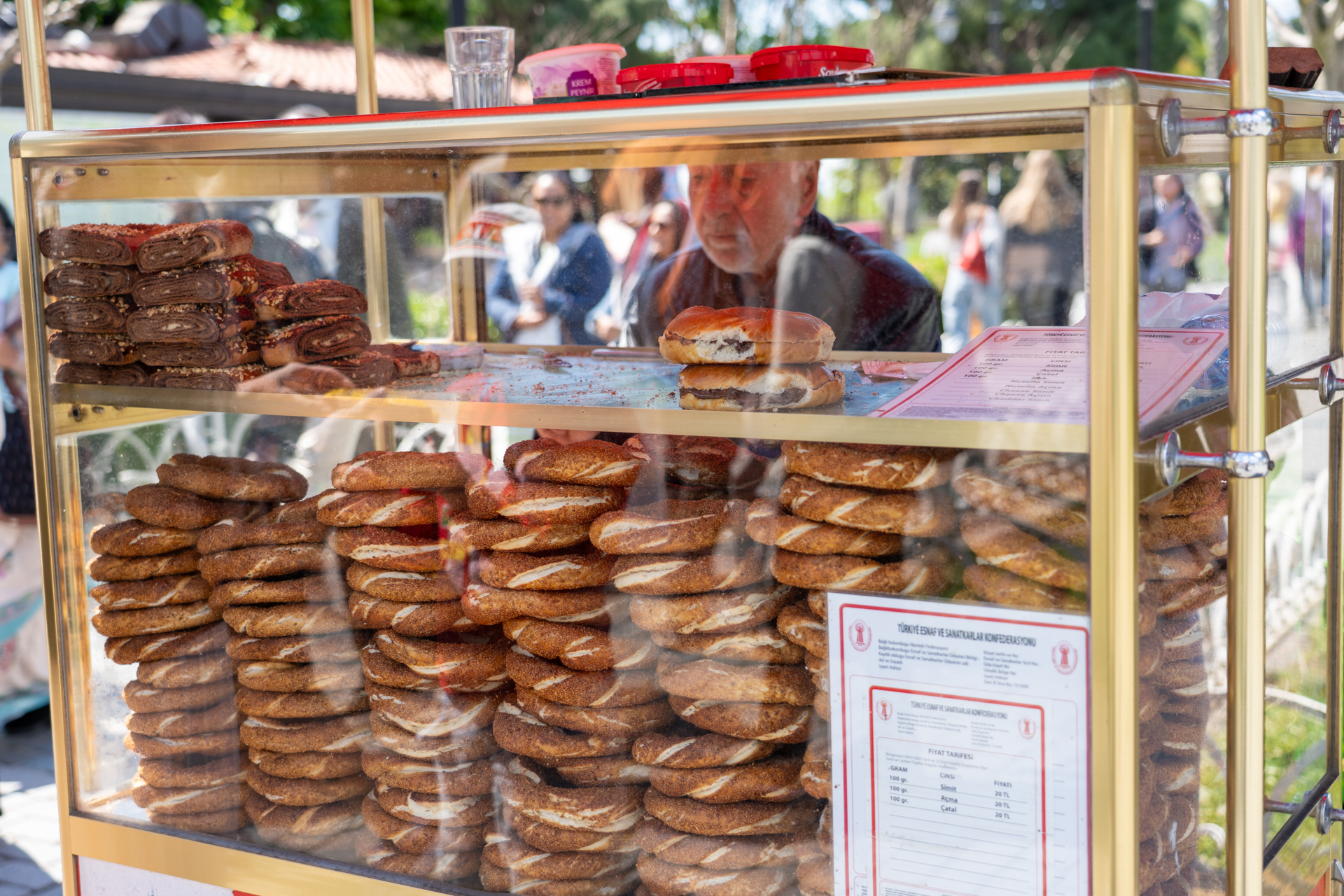 シミットの屋台。相場は15トルコリラ（約55円）。日本でも食べたいな