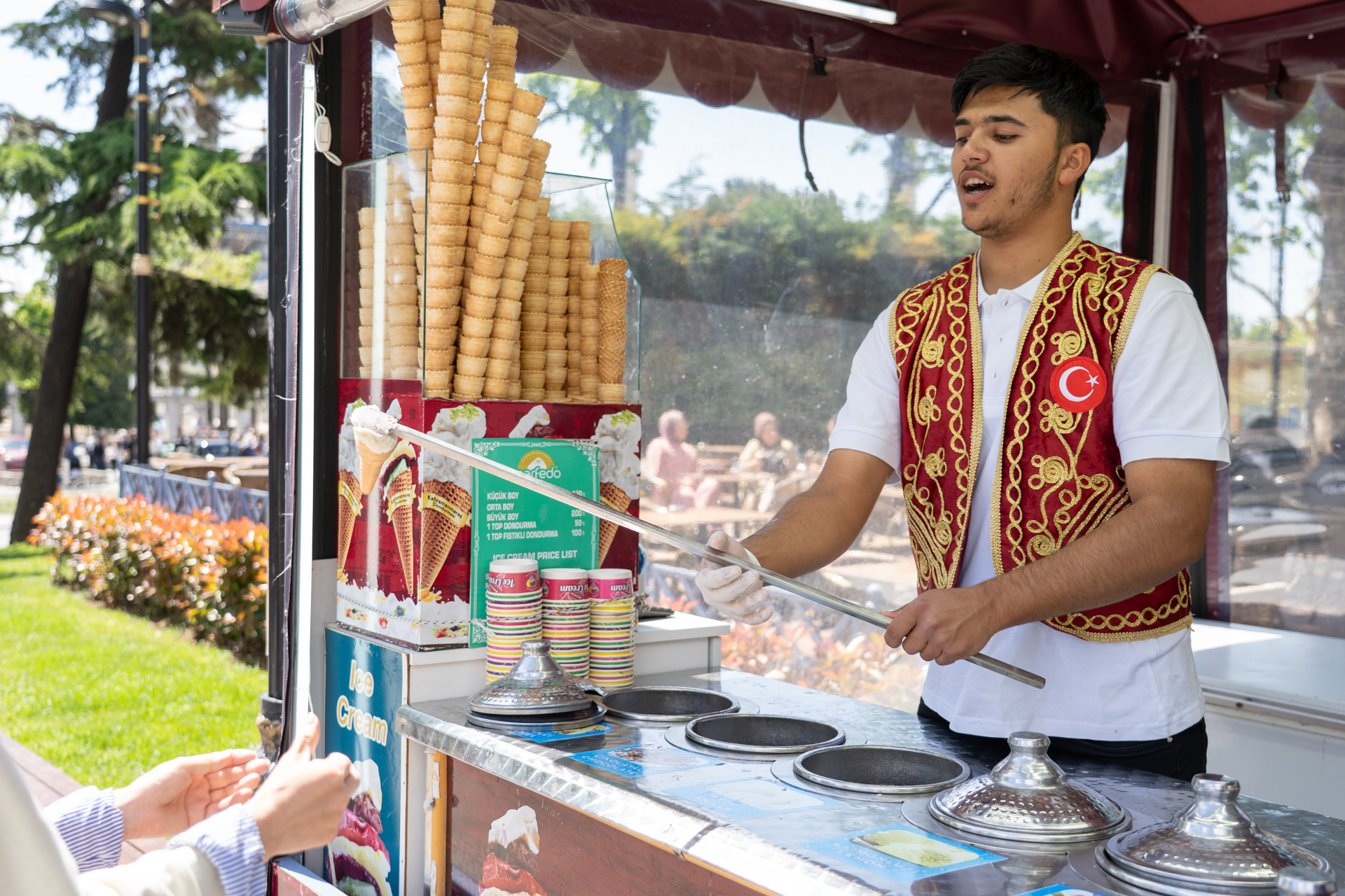 お客さんを巻き込んだパフォーマンスがウリのトルコアイス