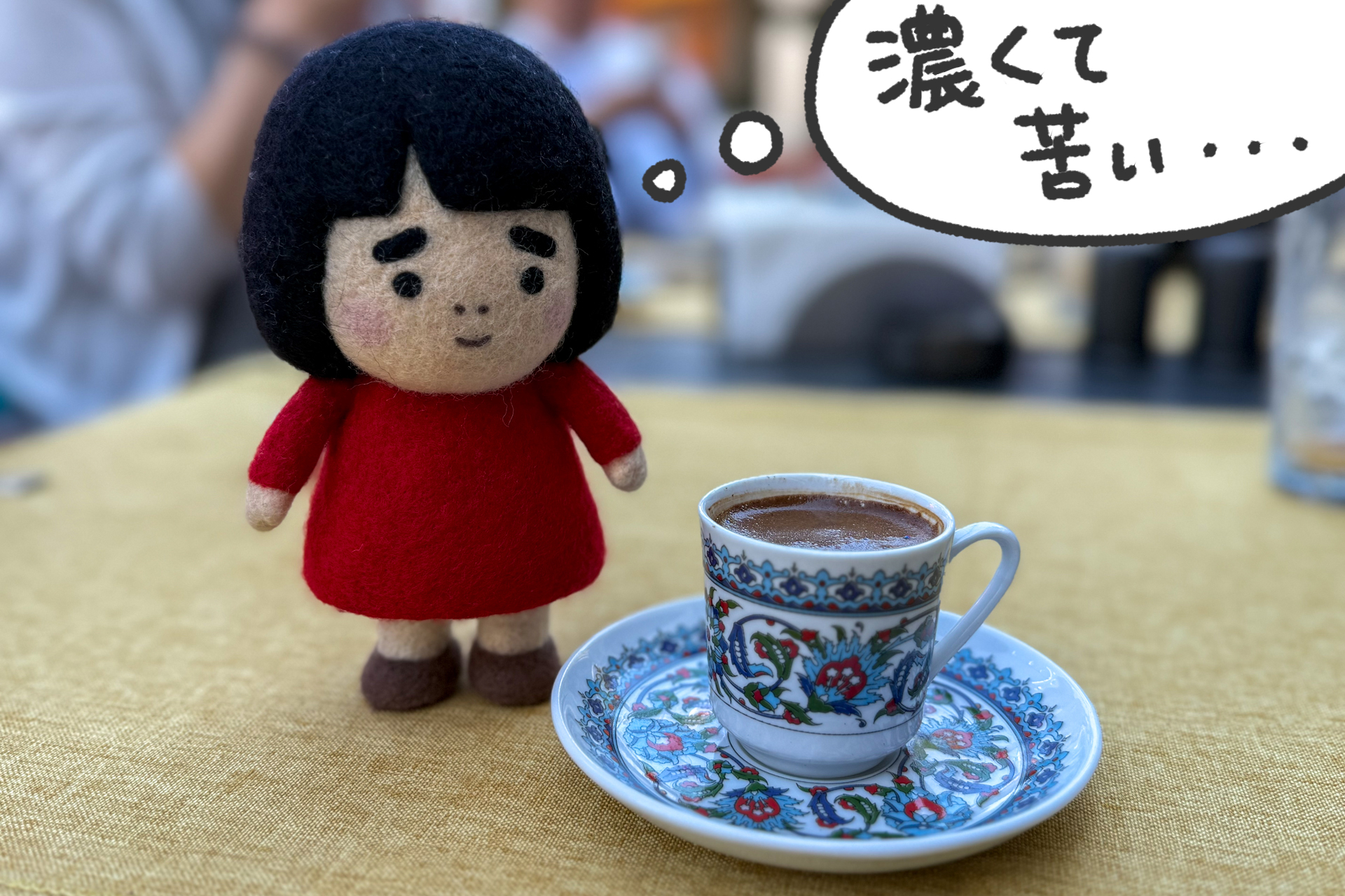 通常のコーヒーカップと比べて小さい形