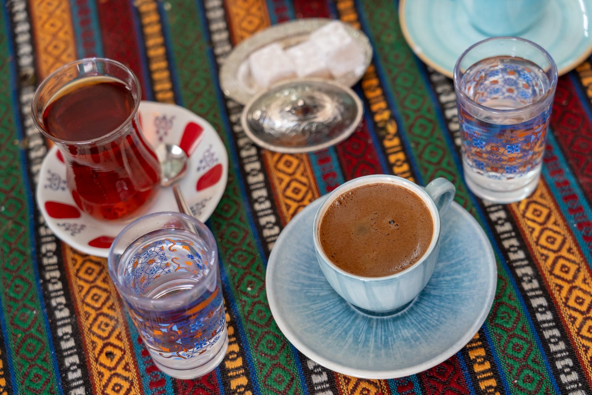 腰のくびれたグラスと赤い模様の入ったソーサーが定番