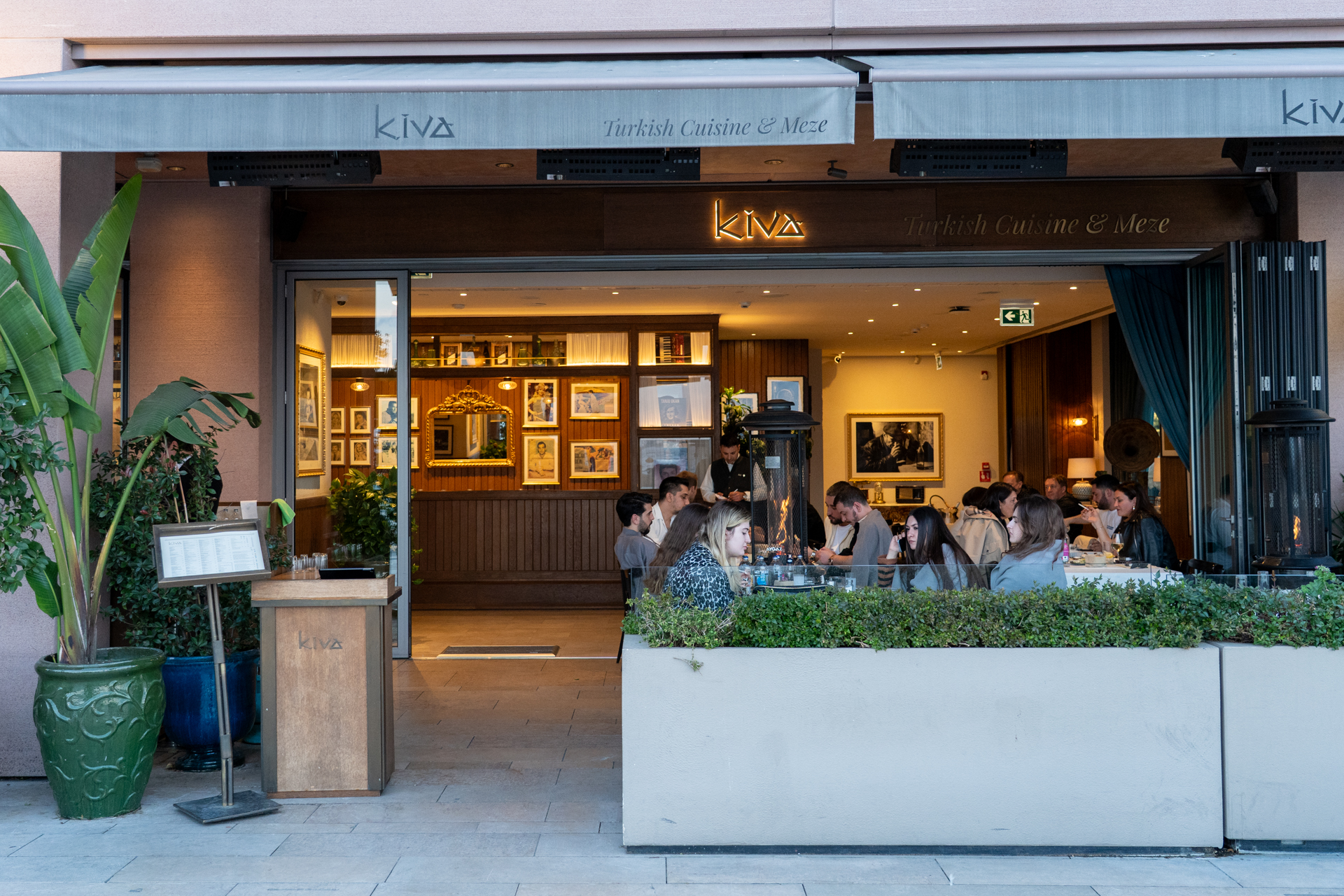 ガラタポートに面した1階の入り口。2階は景色抜群のテラス席